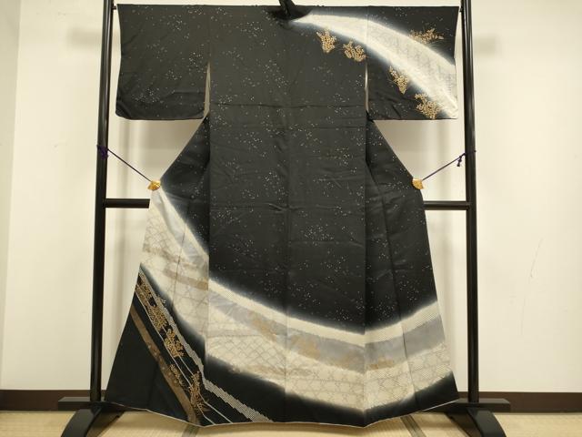 ■■■　サイズ　■■■ 身丈 158cm（肩から） 裄丈 66.5cm 袖丈 45.5cm　縫込み 5.5cm 袖幅 34cm 前幅 24cm 後幅 29.5cm 着物縫いこみ 内揚げ 7cm 裄 お袖側 約2cm　身頃側 約2.5cm ■■■　商品詳細　■■■ 【正絹】 状態は接写画像のように表地所々・八掛・胴裏に薄い汚れがございますが その他特に目立ったシミ汚れなどもなく大変良い状態です。 大変上質な逸品になります。 お安く出品致しますので、是非この機会にいかがでしょうか？ ■■■　注意事項　■■■ ■モニター発色の具合により色合いが異なる場合がございます。 ■寸法は多少の誤差が生じる場合がございますのでご了承ください。 ■縫込みの長さが左右非対称の場合は短い部分を記載しております。 左右非対称であってもご返品・お値引き等の保証は出来かねますので、ご了承の上ご購入をお願い致します。 ■シミ等のチェックには注意を払っておりますが、見落としがある場合もございますし、個人の見解も様々ですので神経質な方のご購入はお控えください。 ■箪笥に入っておりました着物や帯なので畳みシワや匂いがあるものもございます。 ■お休みは基本的に土日祝となりますが、その他臨時でお休みする場合がございますのでご了承ください。 ■商品の発送は平日のみの発送となります。 ■夜間と土曜、日曜日はお問い合わせの回答が遅れる場合がございます。 ■当店では、お直し、紋入れ、お手入れ等は承っておりません。 ■生地の状態（ヤケ、経年劣化等）によってはサイズ直しが出来ない場合がございます。 その点もどうかご了承のうえ、ご購入をお願いいたします。 ■弊社で取り扱う商品は一点ものにつき、時期や在庫状況に応じて金額が変更となる場合がございます。 ■検針は行っておりません。予めご了承いただきますようお願いいたします。 ■【洗える着物】と記載のある商品におきましては、商品お届け後に洗濯を行ってしまってからのご返品にはご対応しかねます。 念の為、専門店でのお手入れをお願いいたします。 ■着物のサイズ目安は下記を参考ください↓ ＜女性着物＞　お端折り次第で＋5cm　−1cmが着用可能サイズ 　例）身丈170cmの場合、身長160cm〜175cm ＜男性着物＞　身丈＋約25cm〜27cm程が適応身長 　例）身丈155cmの場合、身長180〜182cm