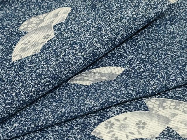 ■■■　サイズ　■■■ 身丈 155cm（肩から） 裄丈 66cm 袖丈 47.5cm　縫込み 1cm 袖幅 33.5cm 前幅 24cm 後幅 30cm 着物縫いこみ 内揚げ 0cm 裄 お袖側 約1cm　身頃側 約2cm ■■■　商品詳細　■■■ 【化繊】 状態は接写画像のように衿山・両袖に薄い汚れがございますが その他特に目立ったシミ汚れなどもなく大変良い状態です。 お安く出品致しますので、是非この機会にいかがでしょうか？※ご自身で洗濯された場合の保証はできかねます。 専門店にご相談ください。 ■■■　注意事項　■■■ ■モニター発色の具合により色合いが異なる場合がございます。 ■寸法は多少の誤差が生じる場合がございますのでご了承ください。 ■縫込みの長さが左右非対称の場合は短い部分を記載しております。 左右非対称であってもご返品・お値引き等の保証は出来かねますので、ご了承の上ご購入をお願い致します。 ■シミ等のチェックには注意を払っておりますが、見落としがある場合もございますし、個人の見解も様々ですので神経質な方のご購入はお控えください。 ■箪笥に入っておりました着物や帯なので畳みシワや匂いがあるものもございます。 ■お休みは基本的に土日祝となりますが、その他臨時でお休みする場合がございますのでご了承ください。 ■商品の発送は平日のみの発送となります。 ■夜間と土曜、日曜日はお問い合わせの回答が遅れる場合がございます。 ■当店では、お直し、紋入れ、お手入れ等は承っておりません。 ■生地の状態（ヤケ、経年劣化等）によってはサイズ直しが出来ない場合がございます。 その点もどうかご了承のうえ、ご購入をお願いいたします。 ■弊社で取り扱う商品は一点ものにつき、時期や在庫状況に応じて金額が変更となる場合がございます。 ■検針は行っておりません。予めご了承いただきますようお願いいたします。 ■【洗える着物】と記載のある商品におきましては、商品お届け後に洗濯を行ってしまってからのご返品にはご対応しかねます。 念の為、専門店でのお手入れをお願いいたします。 ■写真に写っている物が全てになります。それ以外の付属品はございませんのでご了承ください。 ■状態に関する写真につきましては、掲載可能な写真枚数に限りがあるため、各箇所につき1枚参考画像を掲載しております。 ■着物のサイズ目安は下記を参考ください↓ ＜女性着物＞　お端折り次第で＋5cm　－1cmが着用可能サイズ 　例）身丈170cmの場合、身長160cm～175cm ＜男性着物＞　身丈＋約25cm～27cm程が適応身長 　例）身丈155cmの場合、身長180～182cm