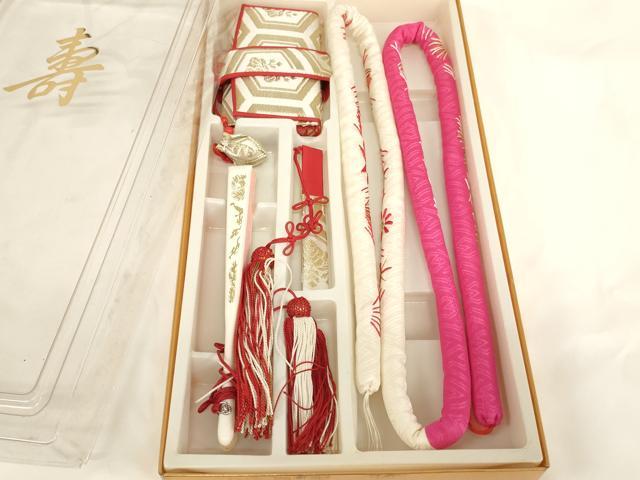 ■■■　商品詳細　■■■ 状態は特に目立ったシミ汚れなどもなく大変良い状態です。 大変上質な逸品になります。 お安く出品致しますので、是非この機会にいかがでしょうか？ ※箱に傷みがございます。 ■■■　注意事項　■■■ ■モニター発色の具合により色合いが異なる場合がございます。 ■寸法は多少の誤差が生じる場合がございますのでご了承ください。 ■縫込みの長さが左右非対称の場合は短い部分を記載しております。 左右非対称であってもご返品・お値引き等の保証は出来かねますので、ご了承の上ご購入をお願い致します。 ■シミ等のチェックには注意を払っておりますが、見落としがある場合もございますし、個人の見解も様々ですので神経質な方のご購入はお控えください。 ■箪笥に入っておりました着物や帯なので畳みシワや匂いがあるものもございます。 ■お休みは基本的に土日祝となりますが、その他臨時でお休みする場合がございますのでご了承ください。 ■商品の発送は平日のみの発送となります。 ■夜間と土曜、日曜日はお問い合わせの回答が遅れる場合がございます。 ■当店では、お直し、紋入れ、お手入れ等は承っておりません。 ■生地の状態（ヤケ、経年劣化等）によってはサイズ直しが出来ない場合がございます。 その点もどうかご了承のうえ、ご購入をお願いいたします。 ■弊社で取り扱う商品は一点ものにつき、時期や在庫状況に応じて金額が変更となる場合がございます。 ■検針は行っておりません。予めご了承いただきますようお願いいたします。 ■【洗える着物】と記載のある商品におきましては、商品お届け後に洗濯を行ってしまってからのご返品にはご対応しかねます。 念の為、専門店でのお手入れをお願いいたします。 ■写真に写っている物が全てになります。 それ以外の付属品はございませんのでご了承ください。 ■状態に関する写真につきましては、掲載可能な写真枚数に限りがあるため、 各箇所につき1枚参考画像を掲載しております。 ■着物のサイズ目安は下記を参考ください↓ ＜女性着物＞　お端折り次第で＋5cm　−10cmが着用可能サイズ 　例）身丈170cmの場合、身長160cm〜175cm ＜男性着物＞　身丈＋約25cm〜27cm程が適応身長 　例）身丈155cmの場合、身長180cm〜182cm
