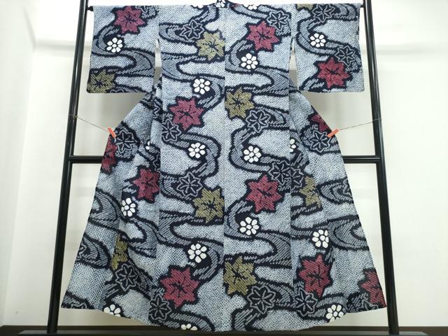 ■■■　サイズ　■■■ 身丈 150cm（肩から） 裄丈 67cm 袖丈 47cm　縫込み 4cm 袖幅 34cm 前幅 24cm 後幅 31cm 着物縫いこみ 内揚げ 0cm 裄 お袖側 約0cm　身頃側 約0cm ■■■　商品詳細　■■■ 【綿・広衿仕立て】 状態は接写画像のように衿山・後身頃・衿裏に薄いシミがございますが その他特に目立ったシミ汚れなどもなく大変良い状態です。 人気の高い“有松鳴海絞り”の浴衣でございます。 “鳴海絞り”ならではの表情を生み出す立体感と 淡いぼかしで息を吹き込まれ、 今にも動き出しそうな迫力を放っております。 夏祭りや花火大会、これから増えるイベントに連れ立って、 より夏をお楽しみ下さいませ。 大変上質な逸品になります。 お安く出品致しますので、是非この機会にいかがでしょうか？ ■■■　注意事項　■■■ ■モニター発色の具合により色合いが異なる場合がございます。 ■寸法は多少の誤差が生じる場合がございますのでご了承ください。 ■縫込みの長さが左右非対称の場合は短い部分を記載しております。 左右非対称であってもご返品・お値引き等の保証は出来かねますので、ご了承の上ご購入をお願い致します。 ■シミ等のチェックには注意を払っておりますが、見落としがある場合もございますし、個人の見解も様々ですので神経質な方のご購入はお控えください。 ■箪笥に入っておりました着物や帯なので畳みシワや匂いがあるものもございます。 ■お休みは基本的に土日祝となりますが、その他臨時でお休みする場合がございますのでご了承ください。 ■商品の発送は平日のみの発送となります。 ■夜間と土曜、日曜日はお問い合わせの回答が遅れる場合がございます。 ■当店では、お直し、紋入れ、お手入れ等は承っておりません。 ■生地の状態（ヤケ、経年劣化等）によってはサイズ直しが出来ない場合がございます。 その点もどうかご了承のうえ、ご購入をお願いいたします。 ■弊社で取り扱う商品は一点ものにつき、時期や在庫状況に応じて金額が変更となる場合がございます。 ■検針は行っておりません。予めご了承いただきますようお願いいたします。 ■【洗える着物】と記載のある商品におきましては、商品お届け後に洗濯を行ってしまってからのご返品にはご対応しかねます。 念の為、専門店でのお手入れをお願いいたします。 ■写真に写っている物が全てになります。それ以外の付属品はございませんのでご了承ください。 ■状態に関する写真につきましては、掲載可能な写真枚数に限りがあるため、各箇所につき1枚参考画像を掲載しております。 ■着物のサイズ目安は下記を参考ください↓ ＜女性着物＞　お端折り次第で＋5cm　−1cmが着用可能サイズ 　例）身丈170cmの場合、身長160cm〜175cm ＜男性着物＞　身丈＋約25cm〜27cm程が適応身長 　例）身丈155cmの場合、身長180〜182cm