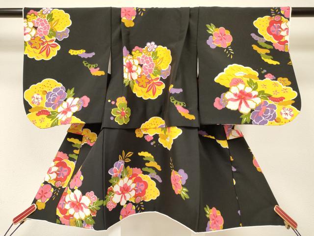 ■■■　サイズ　■■■ 【祝着】 身丈 60.5cm（肩から） 裄丈 36cm（肩上げ　2cm） 袖丈 35cm　縫込み 1cm 袖幅 24cm 前幅 14.5cm 後幅 16.5cm 着物縫いこみ 内揚げ 0cm （腰上げ　5cm） 裄 お袖側 約1.5cm　身頃側 約1cm ■■■　商品詳細　■■■ 着物【化繊・重ね衿：取り外し可能】 状態は接写画像のように表地所々に薄い汚れがございます。 ぜひお手入れをされてお召しになられてはいかがでしょうか。 お安く出品致しますので、是非この機会にいかがでしょうか？ ※ご自身で洗濯された場合の保証はできかねます。専門店にご相談ください。 ■■■　注意事項　■■■ ■モニター発色の具合により色合いが異なる場合がございます。 ■寸法は多少の誤差が生じる場合がございますのでご了承ください。 ■縫込みの長さが左右非対称の場合は短い部分を記載しております。 左右非対称であってもご返品・お値引き等の保証は出来かねますので、ご了承の上ご購入をお願い致します。 ■シミ等のチェックには注意を払っておりますが、見落としがある場合もございますし、個人の見解も様々ですので神経質な方のご購入はお控えください。 ■箪笥に入っておりました着物や帯なので畳みシワや匂いがあるものもございます。 ■お休みは基本的に土日祝となりますが、その他臨時でお休みする場合がございますのでご了承ください。 ■商品の発送は平日のみの発送となります。 ■夜間と土曜、日曜日はお問い合わせの回答が遅れる場合がございます。 ■当店では、お直し、紋入れ、お手入れ等は承っておりません。 ■生地の状態（ヤケ、経年劣化等）によってはサイズ直しが出来ない場合がございます。 その点もどうかご了承のうえ、ご購入をお願いいたします。 ■弊社で取り扱う商品は一点ものにつき、時期や在庫状況に応じて金額が変更となる場合がございます。 ■検針は行っておりません。予めご了承いただきますようお願いいたします。 ■【洗える着物】と記載のある商品におきましては、商品お届け後に洗濯を行ってしまってからのご返品にはご対応しかねます。 念の為、専門店でのお手入れをお願いいたします。 ■着物のサイズ目安は下記を参考ください↓ ＜女性着物＞　お端折り次第で＋5cm　−1cmが着用可能サイズ 　例）身丈170cmの場合、身長160cm〜175cm ＜男性着物＞　身丈＋約25cm〜27cm程が適応身長 　例）身丈155cmの場合、身長180〜182cm