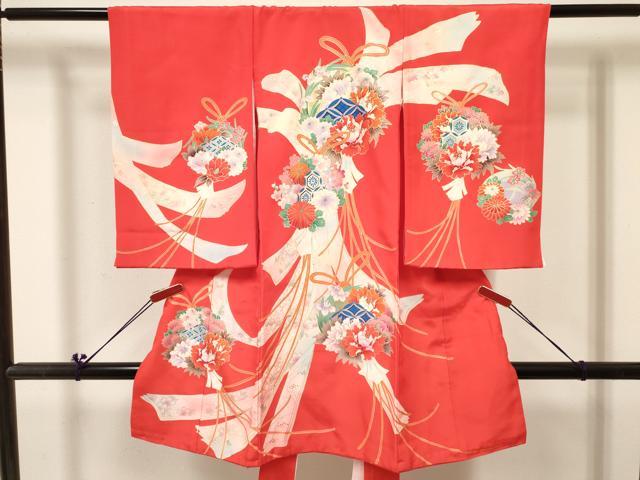 ■■■　サイズ　■■■ 【着物】 身丈 97.5cm（肩から） 裄丈 45.5cm 袖丈 56.5cm ■■■　商品詳細　■■■ 産着【着物：正絹・襦袢：化繊】 状態は特に目立ったシミ汚れなどもなく大変良い状態です。 大変上質な逸品になります。 お安く出品致しますので、是非この機会にいかがでしょうか？ ■■■　注意事項　■■■ ■モニター発色の具合により色合いが異なる場合がございます。 ■寸法は多少の誤差が生じる場合がございますのでご了承ください。 ■縫込みの長さが左右非対称の場合は短い部分を記載しております。 左右非対称であってもご返品・お値引き等の保証は出来かねますので、ご了承の上ご購入をお願い致します。 ■シミ等のチェックには注意を払っておりますが、見落としがある場合もございますし、個人の見解も様々ですので神経質な方のご購入はお控えください。 ■箪笥に入っておりました着物や帯なので畳みシワや匂いがあるものもございます。 ■お休みは基本的に土日祝となりますが、その他臨時でお休みする場合がございますのでご了承ください。 ■商品の発送は平日のみの発送となります。 ■夜間と土曜、日曜日はお問い合わせの回答が遅れる場合がございます。 ■当店では、お直し、紋入れ、お手入れ等は承っておりません。 ■生地の状態（ヤケ、経年劣化等）によってはサイズ直しが出来ない場合がございます。 その点もどうかご了承のうえ、ご購入をお願いいたします。 ■弊社で取り扱う商品は一点ものにつき、時期や在庫状況に応じて金額が変更となる場合がございます。 ■検針は行っておりません。予めご了承いただきますようお願いいたします。 ■【洗える着物】と記載のある商品におきましては、商品お届け後に洗濯を行ってしまってからのご返品にはご対応しかねます。 念の為、専門店でのお手入れをお願いいたします。 ■着物のサイズ目安は下記を参考ください↓ ＜女性着物＞　お端折り次第で＋5cm　−1cmが着用可能サイズ 　例）身丈170cmの場合、身長160cm〜175cm ＜男性着物＞　身丈＋約25cm〜27cm程が適応身長 　例）身丈155cmの場合、身長180〜182cm