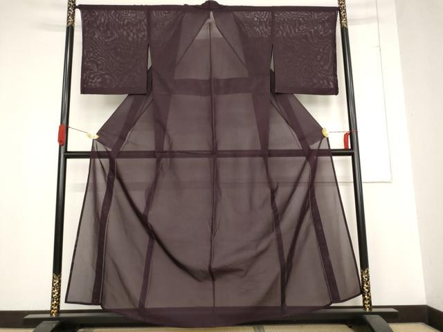 ■■■　サイズ　■■■ 身丈 159cm（肩から） 裄丈 66cm 袖丈 49cm　縫込み 3cm 袖幅 34cm 前幅 24cm 後幅 31.5cm 着物縫いこみ 内揚げ 6.5cm 裄 お袖側 約0cm　身頃側 約0cm ■■■　商品詳細　■■■ 【化繊・一つ紋】 状態は接写画像のように上前・後身頃・両袖前・衿山に薄い汚れがございますが その他特に目立ったシミ汚れなどもなく大変良い状態です。 お安く出品致しますので、是非この機会にいかがでしょうか？※ご自身で洗濯された場合の保証はできかねます。 専門店にご相談ください。 ■■■　注意事項　■■■ ■モニター発色の具合により色合いが異なる場合がございます。 ■寸法は多少の誤差が生じる場合がございますのでご了承ください。 ■縫込みの長さが左右非対称の場合は短い部分を記載しております。 左右非対称であってもご返品・お値引き等の保証は出来かねますので、ご了承の上ご購入をお願い致します。 ■シミ等のチェックには注意を払っておりますが、見落としがある場合もございますし、個人の見解も様々ですので神経質な方のご購入はお控えください。 ■箪笥に入っておりました着物や帯なので畳みシワや匂いがあるものもございます。 ■お休みは基本的に土日祝となりますが、その他臨時でお休みする場合がございますのでご了承ください。 ■商品の発送は平日のみの発送となります。 ■夜間と土曜、日曜日はお問い合わせの回答が遅れる場合がございます。 ■当店では、お直し、紋入れ、お手入れ等は承っておりません。 ■生地の状態（ヤケ、経年劣化等）によってはサイズ直しが出来ない場合がございます。 その点もどうかご了承のうえ、ご購入をお願いいたします。 ■弊社で取り扱う商品は一点ものにつき、時期や在庫状況に応じて金額が変更となる場合がございます。 ■検針は行っておりません。予めご了承いただきますようお願いいたします。 ■【洗える着物】と記載のある商品におきましては、商品お届け後に洗濯を行ってしまってからのご返品にはご対応しかねます。 念の為、専門店でのお手入れをお願いいたします。 ■着物のサイズ目安は下記を参考ください↓ ＜女性着物＞　お端折り次第で＋5?　−10?が着用可能サイズ 　例）身丈170?の場合、身長160?〜175? ＜男性着物＞　身丈＋約25?〜27?程が適応身長 　例）身丈155?の場合、身長180〜182?