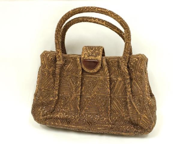 ■■■　サイズ　■■■ 【バッグ】 横　　　31cm 縦　　　19.5cm　取っ手込み　32cm 奥行き　7cm ■■■　商品詳細　■■■ 状態は参考画像のように所々に薄い汚れがございます。 大変上質な逸品になります。 お安く出品致しますので、是非この機会にいかがでしょうか？ ■■■　注意事項　■■■ ■モニター発色の具合により色合いが異なる場合がございます。 ■寸法は多少の誤差が生じる場合がございますのでご了承ください。 ■縫込みの長さが左右非対称の場合は短い部分を記載しております。 左右非対称であってもご返品・お値引き等の保証は出来かねますので、ご了承の上ご購入をお願い致します。 ■シミ等のチェックには注意を払っておりますが、見落としがある場合もございますし、個人の見解も様々ですので神経質な方のご購入はお控えください。 ■箪笥に入っておりました着物や帯なので畳みシワや匂いがあるものもございます。 ■お休みは基本的に土日祝となりますが、その他臨時でお休みする場合がございますのでご了承ください。 ■商品の発送は平日のみの発送となります。 ■夜間と土曜、日曜日はお問い合わせの回答が遅れる場合がございます。 ■当店では、お直し、紋入れ、お手入れ等は承っておりません。 ■生地の状態（ヤケ、経年劣化等）によってはサイズ直しが出来ない場合がございます。 その点もどうかご了承のうえ、ご購入をお願いいたします。 ■弊社で取り扱う商品は一点ものにつき、時期や在庫状況に応じて金額が変更となる場合がございます。 ■検針は行っておりません。予めご了承いただきますようお願いいたします。 ■【洗える着物】と記載のある商品におきましては、商品お届け後に洗濯を行ってしまってからのご返品にはご対応しかねます。 念の為、専門店でのお手入れをお願いいたします。 ■写真に写っている物が全てになります。それ以外の付属品はございませんのでご了承ください。 ■状態に関する写真につきましては、掲載可能な写真枚数に限りがあるため、各箇所につき1枚参考画像を掲載しております。 ■着物のサイズ目安は下記を参考ください↓ ＜女性着物＞　お端折り次第で＋5cm　−1cmが着用可能サイズ 　例）身丈170cmの場合、身長160cm〜175cm ＜男性着物＞　身丈＋約25cm〜27cm程が適応身長 　例）身丈155cmの場合、身長180〜182cm