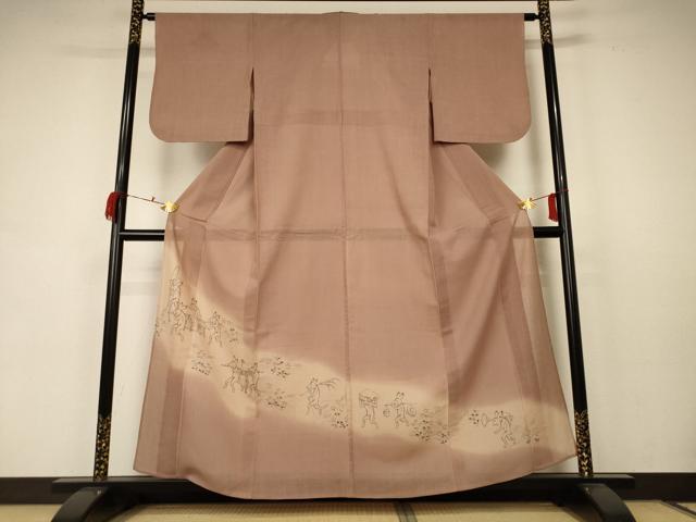 ■■■　サイズ　■■■ 身丈 158.5cm（肩から） 裄丈 62.5cm 袖丈 48.5cm　縫込み 3.5cm 袖幅 32.5cm 前幅 25cm 後幅 30.5cm 着物縫いこみ 内揚げ 3.5cm 裄 お袖側 約2cm　身頃側 約1cm ■■■　商品詳細　■■■ 【正絹】 状態は接写画像のように衿山に薄い汚れがございますが その他特に目立ったシミ汚れなどもなく大変良い状態です。 大変上質な逸品になります。 お安く出品致しますので、是非この機会にいかがでしょうか？ ■■■　注意事項　■■■ ■モニター発色の具合により色合いが異なる場合がございます。 ■寸法は多少の誤差が生じる場合がございますのでご了承ください。 ■縫込みの長さが左右非対称の場合は短い部分を記載しております。 左右非対称であってもご返品・お値引き等の保証は出来かねますので、ご了承の上ご購入をお願い致します。 ■シミ等のチェックには注意を払っておりますが、見落としがある場合もございますし、個人の見解も様々ですので神経質な方のご購入はお控えください。 ■箪笥に入っておりました着物や帯なので畳みシワや匂いがあるものもございます。 ■お休みは基本的に土日祝となりますが、その他臨時でお休みする場合がございますのでご了承ください。 ■商品の発送は平日のみの発送となります。 ■夜間と土曜、日曜日はお問い合わせの回答が遅れる場合がございます。 ■当店では、お直し、紋入れ、お手入れ等は承っておりません。 ■生地の状態（ヤケ、経年劣化等）によってはサイズ直しが出来ない場合がございます。 その点もどうかご了承のうえ、ご購入をお願いいたします。 ■弊社で取り扱う商品は一点ものにつき、時期や在庫状況に応じて金額が変更となる場合がございます。 ■検針は行っておりません。予めご了承いただきますようお願いいたします。 ■【洗える着物】と記載のある商品におきましては、商品お届け後に洗濯を行ってしまってからのご返品にはご対応しかねます。 念の為、専門店でのお手入れをお願いいたします。 ■着物のサイズ目安は下記を参考ください↓ ＜女性着物＞　お端折り次第で＋5?　−10?が着用可能サイズ 　例）身丈170?の場合、身長160?〜175? ＜男性着物＞　身丈＋約25?〜27?程が適応身長 　例）身丈155?の場合、身長180〜182?