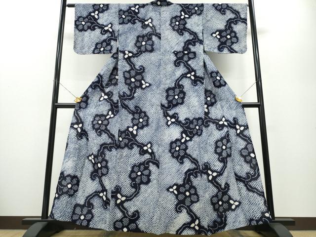 ■■■　サイズ　■■■ 身丈 164.5cm（肩から） 裄丈 68cm 袖丈 42cm　縫込み 3cm 袖幅 34.5cm 前幅 26.5cm 後幅 32.5cm 着物縫いこみ 内揚げ 0cm 裄 お袖側 約0cm　身頃側 約0cm ■■■　商品詳細　■■■ 【綿・未使用】 状態は特に目立ったシミ汚れなどもなく大変良い状態です。 人気の高い“有松鳴海絞り”の浴衣でございます。 “鳴海絞り”ならではの表情を生み出す立体感と 淡いぼかしで息を吹き込まれ、 今にも動き出しそうな迫力を放っております。 夏祭りや花火大会、これから増えるイベントに連れ立って、 より夏をお楽しみ下さいませ。 大変上質な逸品になります。 お安く出品致しますので、是非この機会にいかがでしょうか？ ■■■　注意事項　■■■ ■モニター発色の具合により色合いが異なる場合がございます。 ■寸法は多少の誤差が生じる場合がございますのでご了承ください。 ■縫込みの長さが左右非対称の場合は短い部分を記載しております。 左右非対称であってもご返品・お値引き等の保証は出来かねますので、ご了承の上ご購入をお願い致します。 ■シミ等のチェックには注意を払っておりますが、見落としがある場合もございますし、個人の見解も様々ですので神経質な方のご購入はお控えください。 ■箪笥に入っておりました着物や帯なので畳みシワや匂いがあるものもございます。 ■お休みは基本的に土日祝となりますが、その他臨時でお休みする場合がございますのでご了承ください。 ■商品の発送は平日のみの発送となります。 ■夜間と土曜、日曜日はお問い合わせの回答が遅れる場合がございます。 ■当店では、お直し、紋入れ、お手入れ等は承っておりません。 ■生地の状態（ヤケ、経年劣化等）によってはサイズ直しが出来ない場合がございます。 その点もどうかご了承のうえ、ご購入をお願いいたします。 ■弊社で取り扱う商品は一点ものにつき、時期や在庫状況に応じて金額が変更となる場合がございます。 ■検針は行っておりません。予めご了承いただきますようお願いいたします。 ■【洗える着物】と記載のある商品におきましては、商品お届け後に洗濯を行ってしまってからのご返品にはご対応しかねます。 念の為、専門店でのお手入れをお願いいたします。 ■着物のサイズ目安は下記を参考ください↓ ＜女性着物＞　お端折り次第で＋5cm　−1cmが着用可能サイズ 　例）身丈170cmの場合、身長160cm〜175cm ＜男性着物＞　身丈＋約25cm〜27cm程が適応身長 　例）身丈155cmの場合、身長180〜182cm