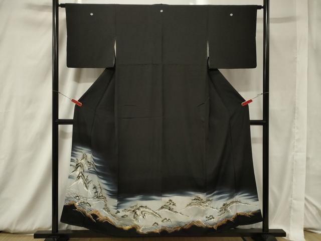 ■■■　サイズ　■■■ 身丈 152.5cm（肩から） 裄丈 63cm 袖丈 42cm　縫込み 6.5cm 袖幅 32.5cm 前幅 23.5cm 後幅 30.5cm 着物縫いこみ 内揚げ 2cm 裄 お袖側 約2cm　身頃側 約2.5cm ■■■　商品詳細　■■■ 【正絹・五つ紋】 状態は画像を添付しておりますので、そちらをご確認下さいますよう宜しくお願い致します。 大変上質な逸品になります。 お安く出品致しますので、是非この機会にいかがでしょうか？ ■■■　注意事項　■■■ ■モニター発色の具合により色合いが異なる場合がございます。 ■寸法は多少の誤差が生じる場合がございますのでご了承ください。 ■縫込みの長さが左右非対称の場合は短い部分を記載しております。 左右非対称であってもご返品・お値引き等の保証は出来かねますので、ご了承の上ご購入をお願い致します。 ■シミ等のチェックには注意を払っておりますが、見落としがある場合もございますし、個人の見解も様々ですので神経質な方のご購入はお控えください。 ■箪笥に入っておりました着物や帯なので畳みシワや匂いがあるものもございます。 ■お休みは基本的に土日祝となりますが、その他臨時でお休みする場合がございますのでご了承ください。 ■商品の発送は平日のみの発送となります。 ■夜間と土曜、日曜日はお問い合わせの回答が遅れる場合がございます。 ■当店では、お直し、紋入れ、お手入れ等は承っておりません。 ■生地の状態（ヤケ、経年劣化等）によってはサイズ直しが出来ない場合がございます。 その点もどうかご了承のうえ、ご購入をお願いいたします。 ■弊社で取り扱う商品は一点ものにつき、時期や在庫状況に応じて金額が変更となる場合がございます。 ■検針は行っておりません。予めご了承いただきますようお願いいたします。 ■【洗える着物】と記載のある商品におきましては、商品お届け後に洗濯を行ってしまってからのご返品にはご対応しかねます。 念の為、専門店でのお手入れをお願いいたします。 ■着物のサイズ目安は下記を参考ください↓ ＜女性着物＞　お端折り次第で＋5cm　−1cmが着用可能サイズ 　例）身丈170cmの場合、身長160cm〜175cm ＜男性着物＞　身丈＋約25cm〜27cm程が適応身長 　例）身丈155cmの場合、身長180〜182cm