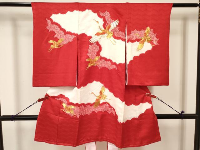 ■■■　サイズ　■■■ 【着物】 身丈 99cm（肩から） 裄丈 46cm 袖丈 56cm ■■■　商品詳細　■■■ 産着【表地：正絹・襦袢：裏地】の 状態は接写画像のように下前・右袖後に薄い汚れがございますがその他特に目立ったシミ汚れなどもなく大変良い状態です。 大変上質な逸品になります。 お安く出品致しますので、是非この機会にいかがでしょうか？ ■■■　注意事項　■■■ ■モニター発色の具合により色合いが異なる場合がございます。 ■寸法は多少の誤差が生じる場合がございますのでご了承ください。 ■縫込みの長さが左右非対称の場合は短い部分を記載しております。 左右非対称であってもご返品・お値引き等の保証は出来かねますので、ご了承の上ご購入をお願い致します。 ■シミ等のチェックには注意を払っておりますが、見落としがある場合もございますし、個人の見解も様々ですので神経質な方のご購入はお控えください。 ■箪笥に入っておりました着物や帯なので畳みシワや匂いがあるものもございます。 ■お休みは基本的に土日祝となりますが、その他臨時でお休みする場合がございますのでご了承ください。 ■商品の発送は平日のみの発送となります。 ■夜間と土曜、日曜日はお問い合わせの回答が遅れる場合がございます。 ■当店では、お直し、紋入れ、お手入れ等は承っておりません。 ■生地の状態（ヤケ、経年劣化等）によってはサイズ直しが出来ない場合がございます。 その点もどうかご了承のうえ、ご購入をお願いいたします。 ■弊社で取り扱う商品は一点ものにつき、時期や在庫状況に応じて金額が変更となる場合がございます。 ■検針は行っておりません。予めご了承いただきますようお願いいたします。 ■【洗える着物】と記載のある商品におきましては、商品お届け後に洗濯を行ってしまってからのご返品にはご対応しかねます。 念の為、専門店でのお手入れをお願いいたします。 ■着物のサイズ目安は下記を参考ください↓ ＜女性着物＞　お端折り次第で＋5cm　−1cmが着用可能サイズ 　例）身丈170cmの場合、身長160cm〜175cm ＜男性着物＞　身丈＋約25cm〜27cm程が適応身長 　例）身丈155cmの場合、身長180〜182cm