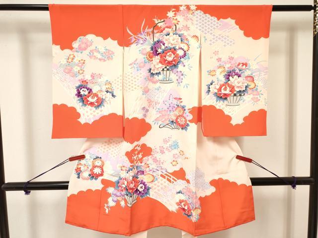 ■■■　サイズ　■■■ 【着物】 身丈 101cm（肩から） 裄丈 47cm 袖丈 57cm ■■■　商品詳細　■■■ 産着【正絹】の 状態は接写画像のように右袖前・紐部分・下前に薄い汚れがございますが その他特に目立ったシミ汚れなどもなく大変良い状態です。 大変上質な逸品になります。 お安く出品致しますので、是非この機会にいかがでしょうか？ ※襦袢の付属がございません。 ■■■　注意事項　■■■ ■モニター発色の具合により色合いが異なる場合がございます。 ■寸法は多少の誤差が生じる場合がございますのでご了承ください。 ■縫込みの長さが左右非対称の場合は短い部分を記載しております。 左右非対称であってもご返品・お値引き等の保証は出来かねますので、ご了承の上ご購入をお願い致します。 ■シミ等のチェックには注意を払っておりますが、見落としがある場合もございますし、個人の見解も様々ですので神経質な方のご購入はお控えください。 ■箪笥に入っておりました着物や帯なので畳みシワや匂いがあるものもございます。 ■お休みは基本的に土日祝となりますが、その他臨時でお休みする場合がございますのでご了承ください。 ■商品の発送は平日のみの発送となります。 ■夜間と土曜、日曜日はお問い合わせの回答が遅れる場合がございます。 ■当店では、お直し、紋入れ、お手入れ等は承っておりません。 ■生地の状態（ヤケ、経年劣化等）によってはサイズ直しが出来ない場合がございます。 その点もどうかご了承のうえ、ご購入をお願いいたします。 ■弊社で取り扱う商品は一点ものにつき、時期や在庫状況に応じて金額が変更となる場合がございます。 ■検針は行っておりません。予めご了承いただきますようお願いいたします。 ■【洗える着物】と記載のある商品におきましては、商品お届け後に洗濯を行ってしまってからのご返品にはご対応しかねます。 念の為、専門店でのお手入れをお願いいたします。 ■着物のサイズ目安は下記を参考ください↓ ＜女性着物＞　お端折り次第で＋5cm　−1cmが着用可能サイズ 　例）身丈170cmの場合、身長160cm〜175cm ＜男性着物＞　身丈＋約25cm〜27cm程が適応身長 　例）身丈155cmの場合、身長180〜182cm