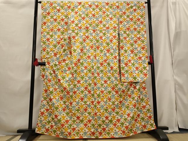 ■■■　サイズ　■■■ 身丈 162cm（肩から） 裄丈 63cm 袖丈 101cm　縫込み 5cm 袖幅 32cm 前幅 22.5cm 後幅 29cm 着物縫いこみ 内揚げ 4cm 裄 お袖側 約2cm　身頃側 約2cm ■■■　商品詳細　■■■ 【正絹】 状態は画像を添付しておりますので、そちらをご確認下さいますよう宜しくお願い致します。 大変上質な逸品になります。 お安く出品致しますので、是非この機会にいかがでしょうか？ ■■■　注意事項　■■■ ■モニター発色の具合により色合いが異なる場合がございます。 ■寸法は多少の誤差が生じる場合がございますのでご了承ください。 ■縫込みの長さが左右非対称の場合は短い部分を記載しております。 左右非対称であってもご返品・お値引き等の保証は出来かねますので、ご了承の上ご購入をお願い致します。 ■シミ等のチェックには注意を払っておりますが、見落としがある場合もございますし、個人の見解も様々ですので神経質な方のご購入はお控えください。 ■箪笥に入っておりました着物や帯なので畳みシワや匂いがあるものもございます。 ■お休みは基本的に土日祝となりますが、その他臨時でお休みする場合がございますのでご了承ください。 ■商品の発送は平日のみの発送となります。 ■夜間と土曜、日曜日はお問い合わせの回答が遅れる場合がございます。 ■当店では、お直し、紋入れ、お手入れ等は承っておりません。 ■生地の状態（ヤケ、経年劣化等）によってはサイズ直しが出来ない場合がございます。 その点もどうかご了承のうえ、ご購入をお願いいたします。 ■弊社で取り扱う商品は一点ものにつき、時期や在庫状況に応じて金額が変更となる場合がございます。 ■検針は行っておりません。予めご了承いただきますようお願いいたします。 ■【洗える着物】と記載のある商品におきましては、商品お届け後に洗濯を行ってしまってからのご返品にはご対応しかねます。 念の為、専門店でのお手入れをお願いいたします。 ■着物のサイズ目安は下記を参考ください↓ ＜女性着物＞　お端折り次第で＋5cm　−1cmが着用可能サイズ 　例）身丈170cmの場合、身長160cm〜175cm ＜男性着物＞　身丈＋約25cm〜27cm程が適応身長 　例）身丈155cmの場合、身長180〜182cm