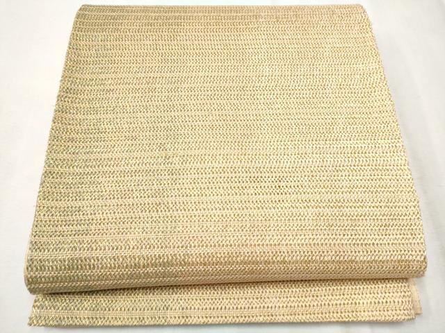 ■■■　サイズ　■■■ 長さ 440cm 幅 30.5cm程 ■■■　商品詳細　■■■ 【正絹・芯なし】 状態は締めてはおりますが 特に目立ったシミ汚れなどもなく大変良い状態です。 ひと目で別格のものとわかる独特の絹糸の煌めきと“織”の魅力。 ひなや工房を主宰する伊豆蔵明彦氏は 飛鳥・奈良時代にシルクロードより隋・唐を経て伝わった唐組の技法を 現代に復刻した意欲的な作品を作り続けています。 古今東西が融合した独自の感性が全面に発揮され、織の魅力に引きこまれます。 色糸が複雑に組み、編み、織られた見事な風格、皺になりにくく、 締めやすいひなや工房ならではの織。 繊細で美しい織によって洒落好みの作風に仕上がっております。 自由自在の曲線美、緯糸に通す盛り上がった組紐の上にも経糸が絡み合うという 複雑を極めた精巧な織は見応え十分です。 大変加工の良い逸品になります。 お安く出品致しますので、是非この機会にいかがでしょうか？ ■■■　注意事項　■■■ ■モニター発色の具合により色合いが異なる場合がございます。 ■寸法は多少の誤差が生じる場合がございますのでご了承ください。 ■縫込みの長さが左右非対称の場合は短い部分を記載しております。 左右非対称であってもご返品・お値引き等の保証は出来かねますので、ご了承の上ご購入をお願い致します。 ■シミ等のチェックには注意を払っておりますが、見落としがある場合もございますし、個人の見解も様々ですので神経質な方のご購入はお控えください。 ■箪笥に入っておりました着物や帯なので畳みシワや匂いがあるものもございます。 ■お休みは基本的に土日祝となりますが、その他臨時でお休みする場合がございますのでご了承ください。 ■商品の発送は平日のみの発送となります。 ■夜間と土曜、日曜日はお問い合わせの回答が遅れる場合がございます。 ■当店では、お直し、紋入れ、お手入れ等は承っておりません。 ■生地の状態（ヤケ、経年劣化等）によってはサイズ直しが出来ない場合がございます。 その点もどうかご了承のうえ、ご購入をお願いいたします。 ■弊社で取り扱う商品は一点ものにつき、時期や在庫状況に応じて金額が変更となる場合がございます。 ■検針は行っておりません。予めご了承いただきますようお願いいたします。 ■【洗える着物】と記載のある商品におきましては、商品お届け後に洗濯を行ってしまってからのご返品にはご対応しかねます。 念の為、専門店でのお手入れをお願いいたします。 ■着物のサイズ目安は下記を参考ください↓ ＜女性着物＞　お端折り次第で＋5cm　−1cmが着用可能サイズ 　例）身丈170cmの場合、身長160cm〜175cm ＜男性着物＞　身丈＋約25cm〜27cm程が適応身長 　例）身丈155cmの場合、身長180〜182cm