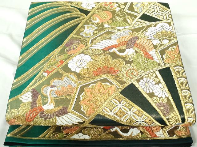 ■■■　サイズ　■■■ 長さ 440cm 幅 31cm程 ■■■　商品詳細　■■■ 【正絹】 詳細に関しましては、画像をご確認ください。 大変上質な逸品になります。 お安く出品致しますので、是非この機会にいかがでしょうか？ ■■■　注意事項　■■■ ■モニター発色の具合により色合いが異なる場合がございます。 ■寸法は多少の誤差が生じる場合がございますのでご了承ください。 ■縫込みの長さが左右非対称の場合は短い部分を記載しております。 左右非対称であってもご返品・お値引き等の保証は出来かねますので、ご了承の上ご購入をお願い致します。 ■シミ等のチェックには注意を払っておりますが、見落としがある場合もございますし、個人の見解も様々ですので神経質な方のご購入はお控えください。 ■箪笥に入っておりました着物や帯なので畳みシワや匂いがあるものもございます。 ■お休みは基本的に土日祝となりますが、その他臨時でお休みする場合がございますのでご了承ください。 ■商品の発送は平日のみの発送となります。 ■夜間と土曜、日曜日はお問い合わせの回答が遅れる場合がございます。 ■当店では、お直し、紋入れ、お手入れ等は承っておりません。 ■生地の状態（ヤケ、経年劣化等）によってはサイズ直しが出来ない場合がございます。 その点もどうかご了承のうえ、ご購入をお願いいたします。 ■弊社で取り扱う商品は一点ものにつき、時期や在庫状況に応じて金額が変更となる場合がございます。 ■検針は行っておりません。予めご了承いただきますようお願いいたします。 ■【洗える着物】と記載のある商品におきましては、商品お届け後に洗濯を行ってしまってからのご返品にはご対応しかねます。 念の為、専門店でのお手入れをお願いいたします。 ■着物のサイズ目安は下記を参考ください↓ ＜女性着物＞　お端折り次第で＋5cm　−1cmが着用可能サイズ 　例）身丈170cmの場合、身長160cm〜175cm ＜男性着物＞　身丈＋約25cm〜27cm程が適応身長 　例）身丈155cmの場合、身長180〜182cm