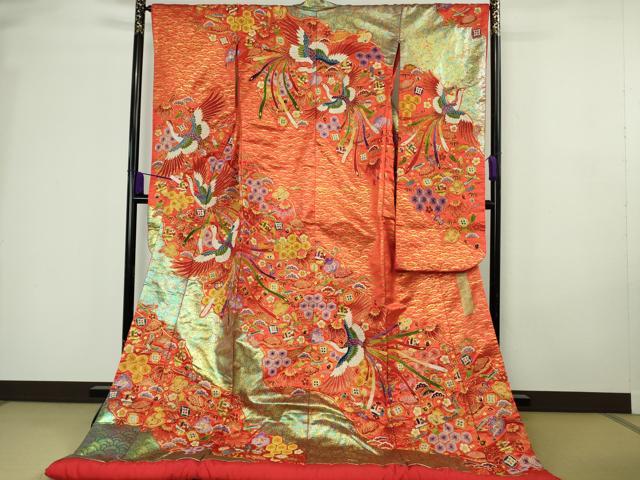 ■■■　サイズ　■■■ 身丈 194cm（肩から） 裄丈 65.5cm 袖丈 104.5cm 袖幅 34cm 前幅 25.5cm 後幅 29cm 着物縫いこみ 内揚げ 0cm 裄 お袖側 約 0cm　身頃側 約 0cm ■■■　商品詳細　■■■ 【正絹・ふき綿仕立て】 状態は特に目立ったシミ汚れなどもなく大変良い状態です。 大変上質な極上の最高級品になります。 お安く出品致しますので、是非この機会にいかがでしょうか？ ■■■　注意事項　■■■ ■モニター発色の具合により色合いが異なる場合がございます。 ■寸法は多少の誤差が生じる場合がございますのでご了承ください。 ■縫込みの長さが左右非対称の場合は短い部分を記載しております。 左右非対称であってもご返品・お値引き等の保証は出来かねますので、ご了承の上ご購入をお願い致します。 ■シミ等のチェックには注意を払っておりますが、見落としがある場合もございますし、個人の見解も様々ですので神経質な方のご購入はお控えください。 ■箪笥に入っておりました着物や帯なので畳みシワや匂いがあるものもございます。 ■お休みは基本的に土日祝となりますが、その他臨時でお休みする場合がございますのでご了承ください。 ■商品の発送は平日のみの発送となります。 ■夜間と土曜、日曜日はお問い合わせの回答が遅れる場合がございます。 ■当店では、お直し、紋入れ、お手入れ等は承っておりません。 ■生地の状態（ヤケ、経年劣化等）によってはサイズ直しが出来ない場合がございます。 その点もどうかご了承のうえ、ご購入をお願いいたします。 ■弊社で取り扱う商品は一点ものにつき、時期や在庫状況に応じて金額が変更となる場合がございます。 ■検針は行っておりません。予めご了承いただきますようお願いいたします。 ■【洗える着物】と記載のある商品におきましては、商品お届け後に洗濯を行ってしまってからのご返品にはご対応しかねます。 念の為、専門店でのお手入れをお願いいたします。 ■写真に写っている物が全てになります。 それ以外の付属品はございませんのでご了承ください。 ■状態に関する写真につきましては、掲載可能な写真枚数に限りがあるため、 各箇所につき1枚参考画像を掲載しております。 ■着物のサイズ目安は下記を参考ください↓ ＜女性着物＞　お端折り次第で＋5cm　−10cmが着用可能サイズ 　例）身丈170cmの場合、身長160cm〜175cm ＜男性着物＞　身丈＋約25cm〜27cm程が適応身長 　例）身丈155cmの場合、身長180cm〜182cm