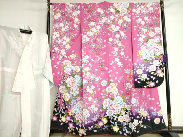 ■■■　サイズ　■■■ 【振袖】 身丈 159cm（肩から） 裄丈 66cm 袖丈 104cm　縫込み 8cm 袖幅 33.5cm 前幅 24cm 後幅 30cm 着物縫いこみ 内揚げ 7.5cm 裄 お袖側 約0cm　身頃側 約5cm 【長襦袢】 身丈 126cm（肩から） 裄丈 64cm 袖丈 104cm　縫込み 8cm 袖幅 33cm 前幅 26cm 後幅 30cm 着物縫いこみ 内揚げ 3cm 裄 お袖側 約0cm　身頃側 約0cm ■■■　商品詳細　■■■ 【正絹】 状態は特に目立ったシミ汚れなどもなく大変良い状態です。 大変上質な逸品になります。 お安く出品致しますので、是非この機会にいかがでしょうか？ ■■■　注意事項　■■■ ■モニター発色の具合により色合いが異なる場合がございます。 ■寸法は多少の誤差が生じる場合がございますのでご了承ください。 ■縫込みの長さが左右非対称の場合は短い部分を記載しております。 左右非対称であってもご返品・お値引き等の保証は出来かねますので、ご了承の上ご購入をお願い致します。 ■シミ等のチェックには注意を払っておりますが、見落としがある場合もございますし、個人の見解も様々ですので神経質な方のご購入はお控えください。 ■箪笥に入っておりました着物や帯なので畳みシワや匂いがあるものもございます。 ■お休みは基本的に土日祝となりますが、その他臨時でお休みする場合がございますのでご了承ください。 ■商品の発送は平日のみの発送となります。 ■夜間と土曜、日曜日はお問い合わせの回答が遅れる場合がございます。 ■当店では、お直し、紋入れ、お手入れ等は承っておりません。 ■生地の状態（ヤケ、経年劣化等）によってはサイズ直しが出来ない場合がございます。 その点もどうかご了承のうえ、ご購入をお願いいたします。 ■弊社で取り扱う商品は一点ものにつき、時期や在庫状況に応じて金額が変更となる場合がございます。 ■検針は行っておりません。予めご了承いただきますようお願いいたします。 ■【洗える着物】と記載のある商品におきましては、商品お届け後に洗濯を行ってしまってからのご返品にはご対応しかねます。 念の為、専門店でのお手入れをお願いいたします。 ■着物のサイズ目安は下記を参考ください↓ ＜女性着物＞　お端折り次第で＋5cm　−1cmが着用可能サイズ 　例）身丈170cmの場合、身長160cm〜175cm ＜男性着物＞　身丈＋約25cm〜27cm程が適応身長 　例）身丈155cmの場合、身長180〜182cm