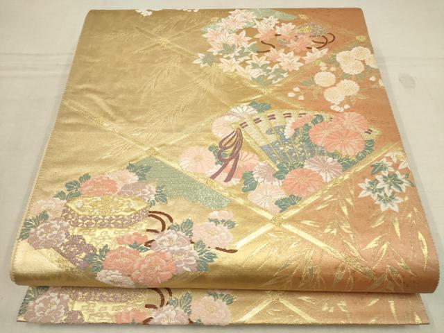 ■■■　サイズ　■■■ 長さ 432cm 幅 31cm程 ■■■　商品詳細　■■■ 【正絹】 状態は締めてはおりますが 特に目立ったシミ汚れなどもなく大変良い状態です。 大変上質な逸品になります。 お安く出品致しますので、是非この機会にいかがでしょうか？ ■■■　注意事項　■■■ ■モニター発色の具合により色合いが異なる場合がございます。 ■寸法は多少の誤差が生じる場合がございますのでご了承ください。 ■縫込みの長さが左右非対称の場合は短い部分を記載しております。 左右非対称であってもご返品・お値引き等の保証は出来かねますので、ご了承の上ご購入をお願い致します。 ■シミ等のチェックには注意を払っておりますが、見落としがある場合もございますし、個人の見解も様々ですので神経質な方のご購入はお控えください。 ■箪笥に入っておりました着物や帯なので畳みシワや匂いがあるものもございます。 ■お休みは基本的に土日祝となりますが、その他臨時でお休みする場合がございますのでご了承ください。 ■商品の発送は平日のみの発送となります。 ■夜間と土曜、日曜日はお問い合わせの回答が遅れる場合がございます。 ■当店では、お直し、紋入れ、お手入れ等は承っておりません。 ■生地の状態（ヤケ、経年劣化等）によってはサイズ直しが出来ない場合がございます。 その点もどうかご了承のうえ、ご購入をお願いいたします。 ■弊社で取り扱う商品は一点ものにつき、時期や在庫状況に応じて金額が変更となる場合がございます。 ■検針は行っておりません。予めご了承いただきますようお願いいたします。 ■【洗える着物】と記載のある商品におきましては、商品お届け後に洗濯を行ってしまってからのご返品にはご対応しかねます。 念の為、専門店でのお手入れをお願いいたします。 ■着物のサイズ目安は下記を参考ください↓ ＜女性着物＞　お端折り次第で＋5cm　−1cmが着用可能サイズ 　例）身丈170cmの場合、身長160cm〜175cm ＜男性着物＞　身丈＋約25cm〜27cm程が適応身長 　例）身丈155cmの場合、身長180〜182cm