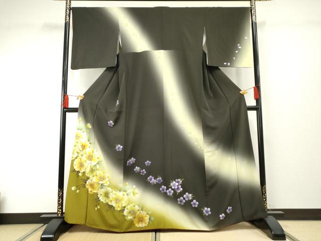 ■■■　サイズ　■■■ 身丈 163cm（肩から） 裄丈 67.5cm 袖丈 49cm　縫込み 6cm 袖幅 34.5cm 前幅 25cm 後幅 30cm 着物縫いこみ 内揚げ 12cm 裄 お袖側 約1cm　身頃側 約4cm ■■■　商品詳細　■■■ 【正絹】 状態は接写画像のように衿山に薄い汚れがございますが その他特に目立ったシミ汚れなどもなく大変良い状態です。 大変上質な逸品になります。 お安く出品致しますので、是非この機会にいかがでしょうか？ ■■■　注意事項　■■■ ■モニター発色の具合により色合いが異なる場合がございます。 ■寸法は多少の誤差が生じる場合がございますのでご了承ください。 ■縫込みの長さが左右非対称の場合は短い部分を記載しております。 左右非対称であってもご返品・お値引き等の保証は出来かねますので、ご了承の上ご購入をお願い致します。 ■シミ等のチェックには注意を払っておりますが、見落としがある場合もございますし、個人の見解も様々ですので神経質な方のご購入はお控えください。 ■箪笥に入っておりました着物や帯なので畳みシワや匂いがあるものもございます。 ■お休みは基本的に土日祝となりますが、その他臨時でお休みする場合がございますのでご了承ください。 ■商品の発送は平日のみの発送となります。 ■夜間と土曜、日曜日はお問い合わせの回答が遅れる場合がございます。 ■当店では、お直し、紋入れ、お手入れ等は承っておりません。 ■生地の状態（ヤケ、経年劣化等）によってはサイズ直しが出来ない場合がございます。 その点もどうかご了承のうえ、ご購入をお願いいたします。 ■弊社で取り扱う商品は一点ものにつき、時期や在庫状況に応じて金額が変更となる場合がございます。 ■検針は行っておりません。予めご了承いただきますようお願いいたします。 ■【洗える着物】と記載のある商品におきましては、商品お届け後に洗濯を行ってしまってからのご返品にはご対応しかねます。 念の為、専門店でのお手入れをお願いいたします。 ■着物のサイズ目安は下記を参考ください↓ ＜女性着物＞　お端折り次第で＋5cm　−1cmが着用可能サイズ 　例）身丈170cmの場合、身長160cm〜175cm ＜男性着物＞　身丈＋約25cm〜27cm程が適応身長 　例）身丈155cmの場合、身長180〜182cm