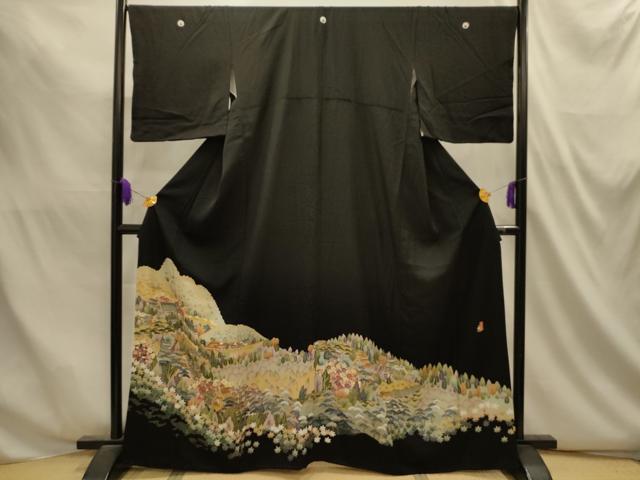 ■■■　サイズ　■■■ 身丈 163cm（肩から） 裄丈 67.5cm 袖丈 48cm　縫込み 5cm 袖幅 34cm 前幅 24cm 後幅 31.5cm 着物縫いこみ 内揚げ 2.5cm 裄 お袖側 約1.5cm　身頃側 約0cm ■■■　商品詳細　■■■ 【正絹・五つ紋・比翼仕立て】 状態は画像を添付しておりますので、そちらをご確認下さいますよう宜しくお願い致します。 大変上質な逸品になります。 お安く出品致しますので、是非この機会にいかがでしょうか？ ■■■　注意事項　■■■ ■モニター発色の具合により色合いが異なる場合がございます。 ■寸法は多少の誤差が生じる場合がございますのでご了承ください。 ■縫込みの長さが左右非対称の場合は短い部分を記載しております。 左右非対称であってもご返品・お値引き等の保証は出来かねますので、ご了承の上ご購入をお願い致します。 ■シミ等のチェックには注意を払っておりますが、見落としがある場合もございますし、個人の見解も様々ですので神経質な方のご購入はお控えください。 ■箪笥に入っておりました着物や帯なので畳みシワや匂いがあるものもございます。 ■お休みは基本的に土日祝となりますが、その他臨時でお休みする場合がございますのでご了承ください。 ■商品の発送は平日のみの発送となります。 ■夜間と土曜、日曜日はお問い合わせの回答が遅れる場合がございます。 ■当店では、お直し、紋入れ、お手入れ等は承っておりません。 ■生地の状態（ヤケ、経年劣化等）によってはサイズ直しが出来ない場合がございます。 その点もどうかご了承のうえ、ご購入をお願いいたします。 ■弊社で取り扱う商品は一点ものにつき、時期や在庫状況に応じて金額が変更となる場合がございます。 ■検針は行っておりません。予めご了承いただきますようお願いいたします。 ■【洗える着物】と記載のある商品におきましては、商品お届け後に洗濯を行ってしまってからのご返品にはご対応しかねます。 念の為、専門店でのお手入れをお願いいたします。 ■写真に写っている物が全てになります。それ以外の付属品はございませんのでご了承ください。 ■状態に関する写真につきましては、掲載可能な写真枚数に限りがあるため、各箇所につき1枚参考画像を掲載しております。 ■着物のサイズ目安は下記を参考ください↓ ＜女性着物＞　お端折り次第で＋5cm　−1cmが着用可能サイズ 　例）身丈170cmの場合、身長160cm〜175cm ＜男性着物＞　身丈＋約25cm〜27cm程が適応身長 　例）身丈155cmの場合、身長180〜182cm