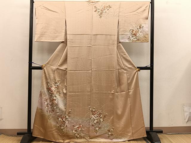 ■■■　サイズ　■■■ 身丈 163cm（肩から） 裄丈 66.5cm 袖丈 47.5cm　縫込み 3.5cm 袖幅 34cm 前幅 23cm 後幅 28.5cm 着物縫いこみ 内揚げ 5cm 裄 お袖側 約1cm　身頃側 約2cm ■■■　商品詳細　■■■ 【正絹】 状態は特に目立ったシミ汚れなどもなく大変良い状態です。 大変上質な逸品になります。 お安く出品致しますので、是非この機会にいかがでしょうか？ ■■■　注意事項　■■■ ■モニター発色の具合により色合いが異なる場合がございます。 ■寸法は多少の誤差が生じる場合がございますのでご了承ください。 ■縫込みの長さが左右非対称の場合は短い部分を記載しております。 左右非対称であってもご返品・お値引き等の保証は出来かねますので、ご了承の上ご購入をお願い致します。 ■シミ等のチェックには注意を払っておりますが、見落としがある場合もございますし、個人の見解も様々ですので神経質な方のご購入はお控えください。 ■箪笥に入っておりました着物や帯なので畳みシワや匂いがあるものもございます。 ■お休みは基本的に土日祝となりますが、その他臨時でお休みする場合がございますのでご了承ください。 ■商品の発送は平日のみの発送となります。 ■夜間と土曜、日曜日はお問い合わせの回答が遅れる場合がございます。 ■当店では、お直し、紋入れ、お手入れ等は承っておりません。 ■生地の状態（ヤケ、経年劣化等）によってはサイズ直しが出来ない場合がございます。 その点もどうかご了承のうえ、ご購入をお願いいたします。 ■弊社で取り扱う商品は一点ものにつき、時期や在庫状況に応じて金額が変更となる場合がございます。 ■検針は行っておりません。予めご了承いただきますようお願いいたします。 ■【洗える着物】と記載のある商品におきましては、商品お届け後に洗濯を行ってしまってからのご返品にはご対応しかねます。 念の為、専門店でのお手入れをお願いいたします。 ■写真に写っている物が全てになります。それ以外の付属品はございませんのでご了承ください。 ■状態に関する写真につきましては、掲載可能な写真枚数に限りがあるため、各箇所につき1枚参考画像を掲載しております。 ■着物のサイズ目安は下記を参考ください↓ ＜女性着物＞　お端折り次第で＋5cm　－1cmが着用可能サイズ 　例）身丈170cmの場合、身長160cm～175cm ＜男性着物＞　身丈＋約25cm～27cm程が適応身長 　例）身丈155cmの場合、身長180～182cm