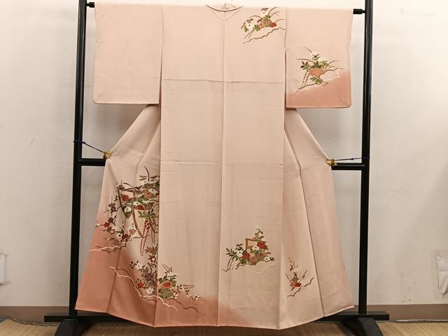 ■■■　サイズ　■■■ 身丈 156cm（肩から） 裄丈 62.5cm 袖丈 50cm　縫込み 2.5cm 袖幅 32cm 前幅 24cm 後幅 30cm 着物縫いこみ 内揚げ 5cm 裄 お袖側 約3.5cm　身頃側 約4.5cm ■■■　商品詳細　■■■ 【正絹】 状態は画像を添付しておりますので、そちらをご確認下さいますよう宜しくお願い致します。 大変上質な逸品になります。 お安く出品致しますので、是非この機会にいかがでしょうか？ ■■■　注意事項　■■■ ■モニター発色の具合により色合いが異なる場合がございます。 ■寸法は多少の誤差が生じる場合がございますのでご了承ください。 ■縫込みの長さが左右非対称の場合は短い部分を記載しております。 左右非対称であってもご返品・お値引き等の保証は出来かねますので、ご了承の上ご購入をお願い致します。 ■シミ等のチェックには注意を払っておりますが、見落としがある場合もございますし、個人の見解も様々ですので神経質な方のご購入はお控えください。 ■箪笥に入っておりました着物や帯なので畳みシワや匂いがあるものもございます。 ■お休みは基本的に土日祝となりますが、その他臨時でお休みする場合がございますのでご了承ください。 ■商品の発送は平日のみの発送となります。 ■夜間と土曜、日曜日はお問い合わせの回答が遅れる場合がございます。 ■当店では、お直し、紋入れ、お手入れ等は承っておりません。 ■生地の状態（ヤケ、経年劣化等）によってはサイズ直しが出来ない場合がございます。 その点もどうかご了承のうえ、ご購入をお願いいたします。 ■弊社で取り扱う商品は一点ものにつき、時期や在庫状況に応じて金額が変更となる場合がございます。 ■検針は行っておりません。予めご了承いただきますようお願いいたします。 ■【洗える着物】と記載のある商品におきましては、商品お届け後に洗濯を行ってしまってからのご返品にはご対応しかねます。 念の為、専門店でのお手入れをお願いいたします。 ■写真に写っている物が全てになります。それ以外の付属品はございませんのでご了承ください。 ■状態に関する写真につきましては、掲載可能な写真枚数に限りがあるため、各箇所につき1枚参考画像を掲載しております。 ■着物のサイズ目安は下記を参考ください↓ ＜女性着物＞　お端折り次第で＋5cm　－1cmが着用可能サイズ 　例）身丈170cmの場合、身長160cm～175cm ＜男性着物＞　身丈＋約25cm～27cm程が適応身長 　例）身丈155cmの場合、身長180～182cm