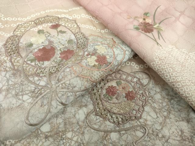 ■■■　サイズ　■■■ 身丈 169cm（肩から） 裄丈 71cm 袖丈 52.5cm　縫込み 5cm 袖幅 35.5cm 前幅 24.5cm 後幅 30.5cm 着物縫いこみ 内揚げ 5cm 裄 お袖側 約0cm　身頃側 約0cm ■■■　商品詳細　■■■ 【正絹】 状態は特に目立ったシミ汚れなどもなく大変良い状態です。 大変上質な逸品になります。 お安く出品致しますので、是非この機会にいかがでしょうか？ ■■■　注意事項　■■■ ■モニター発色の具合により色合いが異なる場合がございます。 ■寸法は多少の誤差が生じる場合がございますのでご了承ください。 ■縫込みの長さが左右非対称の場合は短い部分を記載しております。 左右非対称であってもご返品・お値引き等の保証は出来かねますので、ご了承の上ご購入をお願い致します。 ■シミ等のチェックには注意を払っておりますが、見落としがある場合もございますし、個人の見解も様々ですので神経質な方のご購入はお控えください。 ■箪笥に入っておりました着物や帯なので畳みシワや匂いがあるものもございます。 ■お休みは基本的に土日祝となりますが、その他臨時でお休みする場合がございますのでご了承ください。 ■商品の発送は平日のみの発送となります。 ■夜間と土曜、日曜日はお問い合わせの回答が遅れる場合がございます。 ■当店では、お直し、紋入れ、お手入れ等は承っておりません。 ■生地の状態（ヤケ、経年劣化等）によってはサイズ直しが出来ない場合がございます。 その点もどうかご了承のうえ、ご購入をお願いいたします。 ■弊社で取り扱う商品は一点ものにつき、時期や在庫状況に応じて金額が変更となる場合がございます。 ■検針は行っておりません。予めご了承いただきますようお願いいたします。 ■【洗える着物】と記載のある商品におきましては、商品お届け後に洗濯を行ってしまってからのご返品にはご対応しかねます。 念の為、専門店でのお手入れをお願いいたします。 ■着物のサイズ目安は下記を参考ください↓ ＜女性着物＞　お端折り次第で＋5?　−10?が着用可能サイズ 　例）身丈170?の場合、身長160?〜175? ＜男性着物＞　身丈＋約25?〜27?程が適応身長 　例）身丈155?の場合、身長180〜182?