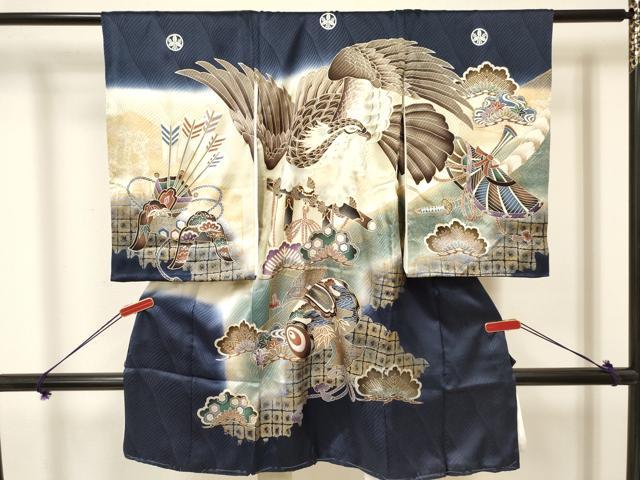 ■■■　サイズ　■■■ 【着物】 身丈 99cm（肩から） 裄丈 47cm 袖丈 57cm ■■■　商品詳細　■■■ 産着【着物：正絹・襦袢：化繊・五つ紋】の 状態は接写画像のように襦袢表地・着物左袖後に薄い汚れがございますが その他特に目立ったシミ汚れなどもなく大変良い状態です。 大変上質な逸品になります。 お安く出品致しますので、是非この機会にいかがでしょうか？ ■■■　注意事項　■■■ ■モニター発色の具合により色合いが異なる場合がございます。 ■寸法は多少の誤差が生じる場合がございますのでご了承ください。 ■縫込みの長さが左右非対称の場合は短い部分を記載しております。 左右非対称であってもご返品・お値引き等の保証は出来かねますので、ご了承の上ご購入をお願い致します。 ■シミ等のチェックには注意を払っておりますが、見落としがある場合もございますし、個人の見解も様々ですので神経質な方のご購入はお控えください。 ■箪笥に入っておりました着物や帯なので畳みシワや匂いがあるものもございます。 ■お休みは基本的に土日祝となりますが、その他臨時でお休みする場合がございますのでご了承ください。 ■商品の発送は平日のみの発送となります。 ■夜間と土曜、日曜日はお問い合わせの回答が遅れる場合がございます。 ■当店では、お直し、紋入れ、お手入れ等は承っておりません。 ■生地の状態（ヤケ、経年劣化等）によってはサイズ直しが出来ない場合がございます。 その点もどうかご了承のうえ、ご購入をお願いいたします。 ■弊社で取り扱う商品は一点ものにつき、時期や在庫状況に応じて金額が変更となる場合がございます。 ■検針は行っておりません。予めご了承いただきますようお願いいたします。 ■【洗える着物】と記載のある商品におきましては、商品お届け後に洗濯を行ってしまってからのご返品にはご対応しかねます。 念の為、専門店でのお手入れをお願いいたします。 ■着物のサイズ目安は下記を参考ください↓ ＜女性着物＞　お端折り次第で＋5cm　−1cmが着用可能サイズ 　例）身丈170cmの場合、身長160cm〜175cm ＜男性着物＞　身丈＋約25cm〜27cm程が適応身長 　例）身丈155cmの場合、身長180〜182cm