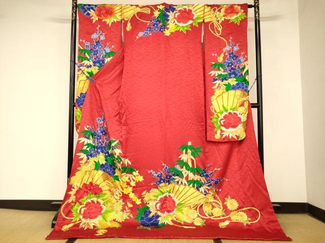 ■■■　サイズ　■■■ 身丈 188cm（肩から） 裄丈 64.5cm 袖丈 106cm　縫込み 4cm 袖幅 33cm 前幅 26cm 後幅 30cm 着物縫いこみ 内揚げ 0cm 裄 お袖側 約1cm　身頃側 約1cm ■■■　商品詳細　■■■ 【正絹・比翼仕立て・ふき綿仕立て】 状態は接写画像のように袖口・袖裏・衿裏・比翼衿・比翼・胴裏に薄い汚れ、左袖前後に糸解けと汚れがございますが その他特に目立ったシミ汚れなどもなく大変良い状態です。 大変上質な逸品になります。 お安く出品致しますので、是非この機会にいかがでしょうか？ ■■■　注意事項　■■■ ■モニター発色の具合により色合いが異なる場合がございます。 ■寸法は多少の誤差が生じる場合がございますのでご了承ください。 ■縫込みの長さが左右非対称の場合は短い部分を記載しております。 左右非対称であってもご返品・お値引き等の保証は出来かねますので、ご了承の上ご購入をお願い致します。 ■シミ等のチェックには注意を払っておりますが、見落としがある場合もございますし、個人の見解も様々ですので神経質な方のご購入はお控えください。 ■箪笥に入っておりました着物や帯なので畳みシワや匂いがあるものもございます。 ■お休みは基本的に土日祝となりますが、その他臨時でお休みする場合がございますのでご了承ください。 ■商品の発送は平日のみの発送となります。 ■夜間と土曜、日曜日はお問い合わせの回答が遅れる場合がございます。 ■当店では、お直し、紋入れ、お手入れ等は承っておりません。 ■生地の状態（ヤケ、経年劣化等）によってはサイズ直しが出来ない場合がございます。 その点もどうかご了承のうえ、ご購入をお願いいたします。 ■弊社で取り扱う商品は一点ものにつき、時期や在庫状況に応じて金額が変更となる場合がございます。 ■検針は行っておりません。予めご了承いただきますようお願いいたします。 ■【洗える着物】と記載のある商品におきましては、商品お届け後に洗濯を行ってしまってからのご返品にはご対応しかねます。 念の為、専門店でのお手入れをお願いいたします。 ■写真に写っている物が全てになります。それ以外の付属品はございませんのでご了承ください。 ■状態に関する写真につきましては、掲載可能な写真枚数に限りがあるため、各箇所につき1枚参考画像を掲載しております。 ■着物のサイズ目安は下記を参考ください↓ ＜女性着物＞　お端折り次第で＋5cm　−1cmが着用可能サイズ 　例）身丈170cmの場合、身長160cm〜175cm ＜男性着物＞　身丈＋約25cm〜27cm程が適応身長 　例）身丈155cmの場合、身長180〜182cm