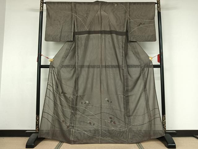 ■■■　サイズ　■■■ 身丈 164cm（肩から） 裄丈 65cm 袖丈 49cm　縫込み 8cm 袖幅 33cm 前幅 24cm 後幅 31cm 着物縫いこみ 内揚げ 4.5cm 裄 お袖側 約2cm　身頃側 約2cm ■■■　商品詳細　■■■ 【正絹】 状態は特に目立ったシミ汚れなどもなく大変良い状態です。 大変上質な逸品になります。 お安く出品致しますので、是非この機会にいかがでしょうか？ ■■■　注意事項　■■■ ■モニター発色の具合により色合いが異なる場合がございます。 ■寸法は多少の誤差が生じる場合がございますのでご了承ください。 ■縫込みの長さが左右非対称の場合は短い部分を記載しております。 左右非対称であってもご返品・お値引き等の保証は出来かねますので、ご了承の上ご購入をお願い致します。 ■シミ等のチェックには注意を払っておりますが、見落としがある場合もございますし、個人の見解も様々ですので神経質な方のご購入はお控えください。 ■汚れやシミの種類につきましては、専門ではない為、正確な判別が難しく商品説明では種類を特定せず、汚れやシミと記載させております。 恐れ入りますが、ご了承くださいますようお願い申し上げます。 ■箪笥に入っておりました着物や帯なので畳みシワや匂いがあるものもございます。 ■お休みは基本的に土日祝となりますが、その他臨時でお休みする場合がございますのでご了承ください。 ■商品の発送は平日のみの発送となります。 ■夜間と土曜、日曜日はお問い合わせの回答が遅れる場合がございます。 ■当店では、お直し、紋入れ、お手入れ等は承っておりません。 ■生地の状態（ヤケ、経年劣化等）によってはサイズ直しが出来ない場合がございます。 その点もどうかご了承のうえ、ご購入をお願いいたします。 ■弊社で取り扱う商品は一点ものにつき、時期や在庫状況に応じて金額が変更となる場合がございます。 ■検針は行っておりません。予めご了承いただきますようお願いいたします。 ■【洗える着物】と記載のある商品におきましては、商品お届け後に洗濯を行ってしまってからのご返品にはご対応しかねます。 念の為、専門店でのお手入れをお願いいたします。 ■写真に写っている物が全てになります。それ以外の付属品はございませんのでご了承ください。 ■状態に関する写真につきましては、掲載可能な写真枚数に限りがあるため、各箇所につき1枚参考画像を掲載しております。 ■着物のサイズ目安は下記を参考ください↓ ＜女性着物＞　お端折り次第で＋5cm　−1cmが着用可能サイズ 　例）身丈170cmの場合、身長160cm〜175cm ＜男性着物＞　身丈＋約25cm〜27cm程が適応身長 　例）身丈155cmの場合、身長180〜182cm