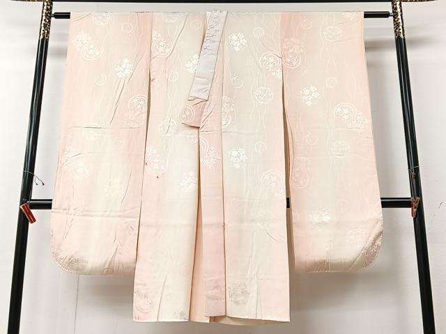 ■■■　サイズ　■■■ 身丈 119cm（肩から） 裄丈 63cm 袖丈 103cm　縫込み 4.5cm 袖幅 32cm 前幅 23cm 後幅 31cm 着物縫いこみ 内揚げ 0cm 裄 お袖側 約3.5cm　身頃側 約4.5cm ■■■　商品詳細　■■■ 【正絹】 状態は画像を添付しておりますので、そちらをご確認下さいますよう宜しくお願い致します。 大変上質な逸品になります。 お安く出品致しますので、是非この機会にいかがでしょうか？ ■■■　注意事項　■■■ ■モニター発色の具合により色合いが異なる場合がございます。 ■寸法は多少の誤差が生じる場合がございますのでご了承ください。 ■縫込みの長さが左右非対称の場合は短い部分を記載しております。 左右非対称であってもご返品・お値引き等の保証は出来かねますので、ご了承の上ご購入をお願い致します。 ■シミ等のチェックには注意を払っておりますが、見落としがある場合もございますし、個人の見解も様々ですので神経質な方のご購入はお控えください。 ■箪笥に入っておりました着物や帯なので畳みシワや匂いがあるものもございます。 ■お休みは基本的に土日祝となりますが、その他臨時でお休みする場合がございますのでご了承ください。 ■商品の発送は平日のみの発送となります。 ■夜間と土曜、日曜日はお問い合わせの回答が遅れる場合がございます。 ■当店では、お直し、紋入れ、お手入れ等は承っておりません。 ■生地の状態（ヤケ、経年劣化等）によってはサイズ直しが出来ない場合がございます。 その点もどうかご了承のうえ、ご購入をお願いいたします。 ■弊社で取り扱う商品は一点ものにつき、時期や在庫状況に応じて金額が変更となる場合がございます。 ■検針は行っておりません。予めご了承いただきますようお願いいたします。 ■【洗える着物】と記載のある商品におきましては、商品お届け後に洗濯を行ってしまってからのご返品にはご対応しかねます。 念の為、専門店でのお手入れをお願いいたします。 ■着物のサイズ目安は下記を参考ください↓ ＜女性着物＞　お端折り次第で＋5cm　−1cmが着用可能サイズ 　例）身丈170cmの場合、身長160cm〜175cm ＜男性着物＞　身丈＋約25cm〜27cm程が適応身長 　例）身丈155cmの場合、身長180〜182cm