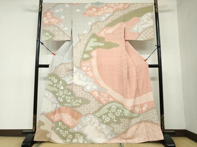 ■■■　サイズ　■■■ 身丈 164cm（肩から） 裄丈 67.5cm 袖丈 49.5cm　縫込み 4cm 袖幅 34.5cm 前幅 24cm 後幅 30.5cm 着物縫いこみ 内揚げ 2cm 裄 お袖側 約2cm　身頃側 約2cm ■■■　商品詳細　■■■ 【正絹】 状態は特に目立ったシミ汚れなどもなく大変良い状態です。 大変上質な逸品になります。 お安く出品致しますので、是非この機会にいかがでしょうか？ ■■■　注意事項　■■■ ■モニター発色の具合により色合いが異なる場合がございます。 ■寸法は多少の誤差が生じる場合がございますのでご了承ください。 ■縫込みの長さが左右非対称の場合は短い部分を記載しております。 左右非対称であってもご返品・お値引き等の保証は出来かねますので、ご了承の上ご購入をお願い致します。 ■シミ等のチェックには注意を払っておりますが、見落としがある場合もございますし、個人の見解も様々ですので神経質な方のご購入はお控えください。 ■箪笥に入っておりました着物や帯なので畳みシワや匂いがあるものもございます。 ■お休みは基本的に土日祝となりますが、その他臨時でお休みする場合がございますのでご了承ください。 ■商品の発送は平日のみの発送となります。 ■夜間と土曜、日曜日はお問い合わせの回答が遅れる場合がございます。 ■当店では、お直し、紋入れ、お手入れ等は承っておりません。 ■生地の状態（ヤケ、経年劣化等）によってはサイズ直しが出来ない場合がございます。 その点もどうかご了承のうえ、ご購入をお願いいたします。 ■弊社で取り扱う商品は一点ものにつき、時期や在庫状況に応じて金額が変更となる場合がございます。 ■検針は行っておりません。予めご了承いただきますようお願いいたします。 ■【洗える着物】と記載のある商品におきましては、商品お届け後に洗濯を行ってしまってからのご返品にはご対応しかねます。 念の為、専門店でのお手入れをお願いいたします。 ■着物のサイズ目安は下記を参考ください↓ ＜女性着物＞　お端折り次第で＋5cm　−1cmが着用可能サイズ 　例）身丈170cmの場合、身長160cm〜175cm ＜男性着物＞　身丈＋約25cm〜27cm程が適応身長 　例）身丈155cmの場合、身長180〜182cm