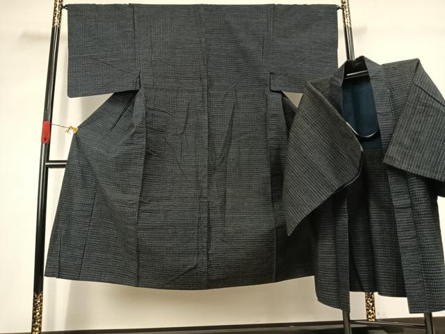 ■■■　サイズ　■■■ 【着物】 身丈 139cm（肩から） 裄丈 65cm 袖丈 49cm　縫込み 5cm 袖幅 32.5cm 前幅 25cm 後幅 31cm 着物縫いこみ 内揚げ 6cm 裄 お袖側 約2cm　身頃側 約2cm 【羽織】 身丈 88cm（肩から） 裄丈 66cm 袖丈 49cm　縫込み 4.5cm 袖幅 33cm 前幅 19cm 後幅 31cm 裄 お袖側 約2.5cm　身頃側 約1.5cm ■■■　商品詳細　■■■ 【綿】 着物の状態は接写画像のように上前・衿に薄い汚れがございますが その他特に目立ったシミ汚れなどもなく大変良い状態です。 羽織の状態は接写画像のように両袖・衿裏に薄い汚れがございますが その他特に目立ったシミ汚れなどもなく大変良い状態です。 久留米絣(くるめかすり)は、日本三大絣の一つで 昭和51年には経済産業大臣指定伝統工芸品に指定された木綿を代表する織物です。 一口に絣と言っても製品になるまでの工程はくくり、染め、織りなど全30工程にも及びます。 また、「かすり」の語源は生地が織られる際に、 柄がかすれて見えることからその名が付いたと言われています。 久留米絣、最大の特徴はなんといっても経糸と緯糸を合わせて 複雑な柄を表現させる技術です。 かすりが持つ美しさや独特の風合いは熟練の職人の手によって生み出されます。 使用するほどに味が出て心地よくなる素材です。 大変上質な逸品になります。 お安く出品致しますので、是非この機会にいかがでしょうか？ ■■■　注意事項　■■■ ■モニター発色の具合により色合いが異なる場合がございます。 ■寸法は多少の誤差が生じる場合がございますのでご了承ください。 ■縫込みの長さが左右非対称の場合は短い部分を記載しております。 左右非対称であってもご返品・お値引き等の保証は出来かねますので、ご了承の上ご購入をお願い致します。 ■シミ等のチェックには注意を払っておりますが、見落としがある場合もございますし、個人の見解も様々ですので神経質な方のご購入はお控えください。 ■箪笥に入っておりました着物や帯なので畳みシワや匂いがあるものもございます。 ■お休みは基本的に土日祝となりますが、その他臨時でお休みする場合がございますのでご了承ください。 ■商品の発送は平日のみの発送となります。 ■夜間と土曜、日曜日はお問い合わせの回答が遅れる場合がございます。 ■当店では、お直し、紋入れ、お手入れ等は承っておりません。 ■生地の状態（ヤケ、経年劣化等）によってはサイズ直しが出来ない場合がございます。 その点もどうかご了承のうえ、ご購入をお願いいたします。 ■弊社で取り扱う商品は一点ものにつき、時期や在庫状況に応じて金額が変更となる場合がございます。 ■検針は行っておりません。予めご了承いただきますようお願いいたします。 ■【洗える着物】と記載のある商品におきましては、商品お届け後に洗濯を行ってしまってからのご返品にはご対応しかねます。 念の為、専門店でのお手入れをお願いいたします。 ■写真に写っている物が全てになります。それ以外の付属品はございませんのでご了承ください。 ■状態に関する写真につきましては、掲載可能な写真枚数に限りがあるため、各箇所につき1枚参考画像を掲載しております。 ■着物のサイズ目安は下記を参考ください↓ ＜女性着物＞　お端折り次第で＋5cm　−1cmが着用可能サイズ 　例）身丈170cmの場合、身長160cm〜175cm ＜男性着物＞　身丈＋約25cm〜27cm程が適応身長 　例）身丈155cmの場合、身長180〜182cm