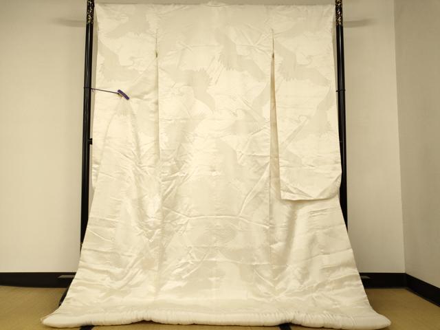 ■■■　サイズ　■■■ 身丈 193cm（肩から） 裄丈 66cm 袖丈 110cm　縫込み 3.5cm 袖幅 33cm 前幅 26cm 後幅 30cm 着物縫いこみ 内揚げ 0cm 裄 お袖側 約2.5cm　身頃側 約1cm ■■■　商品詳細　■■■ 【正絹・ふき綿仕立て】 状態は接写画像のように表地・ふき綿部分・袖口に薄い汚れがございますが その他特に目立ったシミ汚れなどもなく大変良い状態です。 大変上質な逸品になります。 お安く出品致しますので、是非この機会にいかがでしょうか？ ■■■　注意事項　■■■ ■モニター発色の具合により色合いが異なる場合がございます。 ■寸法は多少の誤差が生じる場合がございますのでご了承ください。 ■縫込みの長さが左右非対称の場合は短い部分を記載しております。 左右非対称であってもご返品・お値引き等の保証は出来かねますので、ご了承の上ご購入をお願い致します。 ■シミ等のチェックには注意を払っておりますが、見落としがある場合もございますし、個人の見解も様々ですので神経質な方のご購入はお控えください。 ■箪笥に入っておりました着物や帯なので畳みシワや匂いがあるものもございます。 ■お休みは基本的に土日祝となりますが、その他臨時でお休みする場合がございますのでご了承ください。 ■商品の発送は平日のみの発送となります。 ■夜間と土曜、日曜日はお問い合わせの回答が遅れる場合がございます。 ■当店では、お直し、紋入れ、お手入れ等は承っておりません。 ■生地の状態（ヤケ、経年劣化等）によってはサイズ直しが出来ない場合がございます。 その点もどうかご了承のうえ、ご購入をお願いいたします。 ■弊社で取り扱う商品は一点ものにつき、時期や在庫状況に応じて金額が変更となる場合がございます。 ■検針は行っておりません。予めご了承いただきますようお願いいたします。 ■【洗える着物】と記載のある商品におきましては、商品お届け後に洗濯を行ってしまってからのご返品にはご対応しかねます。 念の為、専門店でのお手入れをお願いいたします。 ■写真に写っている物が全てになります。 それ以外の付属品はございませんのでご了承ください。 ■状態に関する写真につきましては、掲載可能な写真枚数に限りがあるため、 各箇所につき1枚参考画像を掲載しております。 ■着物のサイズ目安は下記を参考ください↓ ＜女性着物＞　お端折り次第で＋5cm　−10cmが着用可能サイズ 　例）身丈170cmの場合、身長160cm〜175cm ＜男性着物＞　身丈＋約25cm〜27cm程が適応身長 　例）身丈155cmの場合、身長180cm〜182cm