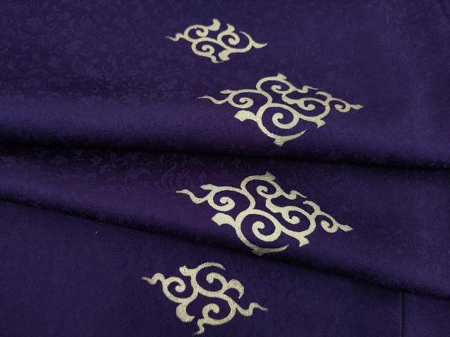 ■■■　サイズ　■■■ 身丈 161cm（肩から） 裄丈 65cm 袖丈 49cm　縫込み 10cm 袖幅 33cm 前幅 23.5cm 後幅 29cm 着物縫いこみ 内揚げ 9cm 裄 お袖側 約3cm　身頃側 約3cm ■■■　商品詳細　■■■ 【正絹】 状態は接写画像のように後身頃にヤケ、袖口・衿山に薄い汚れがございますが その他特に目立ったシミ汚れなどもなく大変良い状態です。 大変上質な逸品になります。 お安く出品致しますので、是非この機会にいかがでしょうか？ ■■■　注意事項　■■■ ■モニター発色の具合により色合いが異なる場合がございます。 ■寸法は多少の誤差が生じる場合がございますのでご了承ください。 ■縫込みの長さが左右非対称の場合は短い部分を記載しております。 左右非対称であってもご返品・お値引き等の保証は出来かねますので、ご了承の上ご購入をお願い致します。 ■シミ等のチェックには注意を払っておりますが、見落としがある場合もございますし、個人の見解も様々ですので神経質な方のご購入はお控えください。 ■箪笥に入っておりました着物や帯なので畳みシワや匂いがあるものもございます。 ■お休みは基本的に土日祝となりますが、その他臨時でお休みする場合がございますのでご了承ください。 ■商品の発送は平日のみの発送となります。 ■夜間と土曜、日曜日はお問い合わせの回答が遅れる場合がございます。 ■当店では、お直し、紋入れ、お手入れ等は承っておりません。 ■生地の状態（ヤケ、経年劣化等）によってはサイズ直しが出来ない場合がございます。 その点もどうかご了承のうえ、ご購入をお願いいたします。 ■弊社で取り扱う商品は一点ものにつき、時期や在庫状況に応じて金額が変更となる場合がございます。 ■検針は行っておりません。予めご了承いただきますようお願いいたします。 ■【洗える着物】と記載のある商品におきましては、商品お届け後に洗濯を行ってしまってからのご返品にはご対応しかねます。 念の為、専門店でのお手入れをお願いいたします。 ■着物のサイズ目安は下記を参考ください↓ ＜女性着物＞　お端折り次第で＋5?　−10?が着用可能サイズ 　例）身丈170?の場合、身長160?〜175? ＜男性着物＞　身丈＋約25?〜27?程が適応身長 　例）身丈155?の場合、身長180〜182?