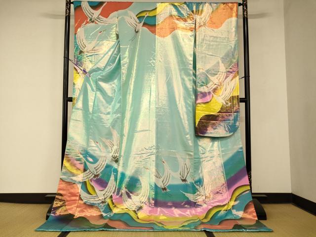 ■■■　サイズ　■■■ 身丈 187cm（肩から） 裄丈 64.5cm 袖丈 107cm　縫込み 3cm 袖幅 33cm 前幅 24cm 後幅 29.5cm 着物縫いこみ 内揚げ 0cm 裄 お袖側 約1cm　身頃側 約1cm ■■■　商品詳細　■■■ 【交織・比翼仕立て・ふき綿仕立て】 状態は接写画像のように下前・袖口・後身頃に薄い汚れ、左袖前・身八つ口に糸解けがございますが その他特に目立ったシミ汚れなどもなく大変良い状態です。 大変上質な逸品になります。 お安く出品致しますので、是非この機会にいかがでしょうか？ ■■■　注意事項　■■■ ■モニター発色の具合により色合いが異なる場合がございます。 ■寸法は多少の誤差が生じる場合がございますのでご了承ください。 ■縫込みの長さが左右非対称の場合は短い部分を記載しております。 左右非対称であってもご返品・お値引き等の保証は出来かねますので、ご了承の上ご購入をお願い致します。 ■シミ等のチェックには注意を払っておりますが、見落としがある場合もございますし、個人の見解も様々ですので神経質な方のご購入はお控えください。 ■箪笥に入っておりました着物や帯なので畳みシワや匂いがあるものもございます。 ■お休みは基本的に土日祝となりますが、その他臨時でお休みする場合がございますのでご了承ください。 ■商品の発送は平日のみの発送となります。 ■夜間と土曜、日曜日はお問い合わせの回答が遅れる場合がございます。 ■当店では、お直し、紋入れ、お手入れ等は承っておりません。 ■生地の状態（ヤケ、経年劣化等）によってはサイズ直しが出来ない場合がございます。 その点もどうかご了承のうえ、ご購入をお願いいたします。 ■弊社で取り扱う商品は一点ものにつき、時期や在庫状況に応じて金額が変更となる場合がございます。 ■検針は行っておりません。予めご了承いただきますようお願いいたします。 ■【洗える着物】と記載のある商品におきましては、商品お届け後に洗濯を行ってしまってからのご返品にはご対応しかねます。 念の為、専門店でのお手入れをお願いいたします。 ■写真に写っている物が全てになります。それ以外の付属品はございませんのでご了承ください。 ■状態に関する写真につきましては、掲載可能な写真枚数に限りがあるため、各箇所につき1枚参考画像を掲載しております。 ■着物のサイズ目安は下記を参考ください↓ ＜女性着物＞　お端折り次第で＋5cm　−1cmが着用可能サイズ 　例）身丈170cmの場合、身長160cm〜175cm ＜男性着物＞　身丈＋約25cm〜27cm程が適応身長 　例）身丈155cmの場合、身長180〜182cm