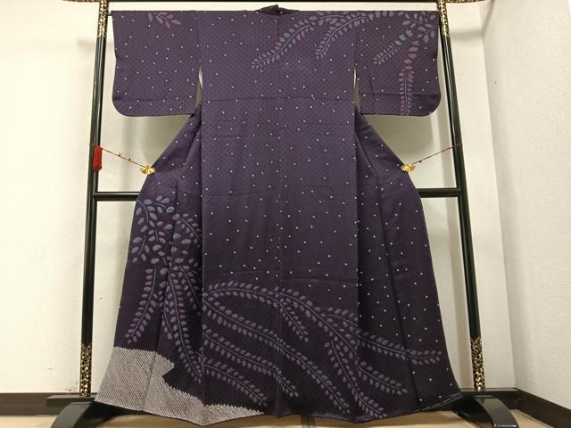 ■■■　サイズ　■■■ 身丈 158cm（肩から） 裄丈 66.5cm 袖丈 45.5cm　縫込み 5cm 袖幅 33cm 前幅 25cm 後幅 29.5cm 着物縫いこみ 内揚げ 6cm 裄 お袖側 約1cm　身頃側 約0cm ■■■　商品詳細　■■■ 【正絹】 状態は特に目立ったシミ汚れなどもなく大変良い状態です。 大変上質な逸品になります。 お安く出品致しますので、是非この機会にいかがでしょうか？ ■■■　注意事項　■■■ ■モニター発色の具合により色合いが異なる場合がございます。 ■寸法は多少の誤差が生じる場合がございますのでご了承ください。 ■縫込みの長さが左右非対称の場合は短い部分を記載しております。 左右非対称であってもご返品・お値引き等の保証は出来かねますので、ご了承の上ご購入をお願い致します。 ■シミ等のチェックには注意を払っておりますが、見落としがある場合もございますし、個人の見解も様々ですので神経質な方のご購入はお控えください。 ■箪笥に入っておりました着物や帯なので畳みシワや匂いがあるものもございます。 ■お休みは基本的に土日祝となりますが、その他臨時でお休みする場合がございますのでご了承ください。 ■商品の発送は平日のみの発送となります。 ■夜間と土曜、日曜日はお問い合わせの回答が遅れる場合がございます。 ■当店では、お直し、紋入れ、お手入れ等は承っておりません。 ■生地の状態（ヤケ、経年劣化等）によってはサイズ直しが出来ない場合がございます。 その点もどうかご了承のうえ、ご購入をお願いいたします。 ■弊社で取り扱う商品は一点ものにつき、時期や在庫状況に応じて金額が変更となる場合がございます。 ■検針は行っておりません。予めご了承いただきますようお願いいたします。 ■【洗える着物】と記載のある商品におきましては、商品お届け後に洗濯を行ってしまってからのご返品にはご対応しかねます。 念の為、専門店でのお手入れをお願いいたします。 ■着物のサイズ目安は下記を参考ください↓ ＜女性着物＞　お端折り次第で＋5?　−10?が着用可能サイズ 　例）身丈170?の場合、身長160?〜175? ＜男性着物＞　身丈＋約25?〜27?程が適応身長 　例）身丈155?の場合、身長180〜182?