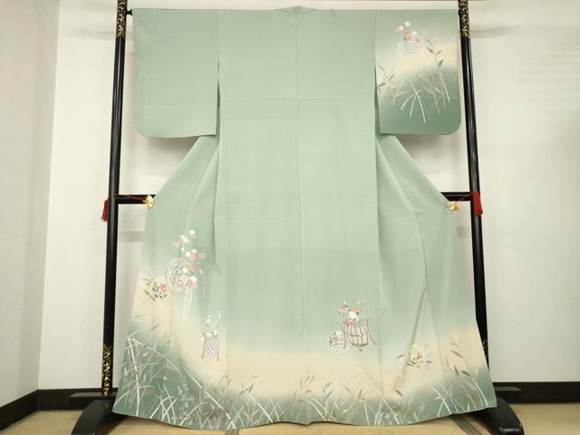 ■■■　サイズ　■■■ 身丈 163cm（肩から） 裄丈 65cm 袖丈 54cm　縫込み 7.5cm 袖幅 33cm 前幅 25cm 後幅 30cm 着物縫いこみ 内揚げ 8cm 裄 お袖側 約4cm　身頃側 約4cm ■■■　商品詳細　■■■ 【正絹】 状態は特に目立ったシミ汚れなどもなく大変良い状態です。 大変上質な逸品になります。 お安く出品致しますので、是非この機会にいかがでしょうか？ ■■■　注意事項　■■■ ■モニター発色の具合により色合いが異なる場合がございます。 ■寸法は多少の誤差が生じる場合がございますのでご了承ください。 ■縫込みの長さが左右非対称の場合は短い部分を記載しております。 左右非対称であってもご返品・お値引き等の保証は出来かねますので、ご了承の上ご購入をお願い致します。 ■シミ等のチェックには注意を払っておりますが、見落としがある場合もございますし、個人の見解も様々ですので神経質な方のご購入はお控えください。 ■箪笥に入っておりました着物や帯なので畳みシワや匂いがあるものもございます。 ■お休みは基本的に土日祝となりますが、その他臨時でお休みする場合がございますのでご了承ください。 ■商品の発送は平日のみの発送となります。 ■夜間と土曜、日曜日はお問い合わせの回答が遅れる場合がございます。 ■当店では、お直し、紋入れ、お手入れ等は承っておりません。 ■生地の状態（ヤケ、経年劣化等）によってはサイズ直しが出来ない場合がございます。 その点もどうかご了承のうえ、ご購入をお願いいたします。 ■弊社で取り扱う商品は一点ものにつき、時期や在庫状況に応じて金額が変更となる場合がございます。 ■検針は行っておりません。予めご了承いただきますようお願いいたします。 ■【洗える着物】と記載のある商品におきましては、商品お届け後に洗濯を行ってしまってからのご返品にはご対応しかねます。 念の為、専門店でのお手入れをお願いいたします。 ■着物のサイズ目安は下記を参考ください↓ ＜女性着物＞　お端折り次第で＋5?　−10?が着用可能サイズ 　例）身丈170?の場合、身長160?〜175? ＜男性着物＞　身丈＋約25?〜27?程が適応身長 　例）身丈155?の場合、身長180〜182?