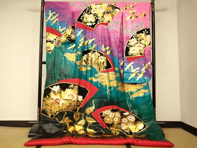 ■■■　サイズ　■■■ 身丈 196cm（肩から） 裄丈 66cm 袖丈 103cm　縫込み 0cm 袖幅 33.5cm 前幅 24.5cm 後幅 29cm 着物縫いこみ 内揚げ 0cm 裄 お袖側 約1cm　身頃側 約1cm ■■■　商品詳細　■■■ 【化繊・ふき綿仕立て】 状態は接写画像のように表地に汚れと色落ち、胴裏に薄い汚れがございますが その他特に目立ったシミ汚れなどもなく大変良い状態です。 昭和6年4月生まれ 昭和24年 京都にて染色工芸を学び本手描友禅の高級婚礼衣装製造の道に入る 昭和29年 高級婚礼衣装創作卸の株式会社丸章を設立 以降、毎年京都にてロイヤルコレクション・アキラおよび友禅 衣装の発表150回を越す展示会を開催。 平成5年 ドイツデュッセルドルフ／ジャパンウィークに招聘を受け花嫁衣裳デモンストレーション、衣裳展示会を開催する。 同市美術館に代表作「天寿芙蓉峰」を展示寄贈。 平成7年 財団法人 民族衣裳普及協会より伝統文化賞を賜る。 現在 高級婚礼衣裳　本手描友禅作家 日本伝統儀式衣裳友禅保存協会　常任理事 日本染織工芸研究会　常任理事 大吼塾　塾頭 株式会社　友禅丸章　代表取締役 日本伝統儀式　日本の結婚式を守る会　専務理事 大変上質な逸品になります。 お安く出品致しますので、是非この機会にいかがでしょうか？ ■■■　注意事項　■■■ ■モニター発色の具合により色合いが異なる場合がございます。 ■寸法は多少の誤差が生じる場合がございますのでご了承ください。 ■縫込みの長さが左右非対称の場合は短い部分を記載しております。 左右非対称であってもご返品・お値引き等の保証は出来かねますので、ご了承の上ご購入をお願い致します。 ■シミ等のチェックには注意を払っておりますが、見落としがある場合もございますし、個人の見解も様々ですので神経質な方のご購入はお控えください。 ■箪笥に入っておりました着物や帯なので畳みシワや匂いがあるものもございます。 ■お休みは基本的に土日祝となりますが、その他臨時でお休みする場合がございますのでご了承ください。 ■商品の発送は平日のみの発送となります。 ■夜間と土曜、日曜日はお問い合わせの回答が遅れる場合がございます。 ■当店では、お直し、紋入れ、お手入れ等は承っておりません。 ■生地の状態（ヤケ、経年劣化等）によってはサイズ直しが出来ない場合がございます。 その点もどうかご了承のうえ、ご購入をお願いいたします。 ■弊社で取り扱う商品は一点ものにつき、時期や在庫状況に応じて金額が変更となる場合がございます。 ■検針は行っておりません。予めご了承いただきますようお願いいたします。 ■【洗える着物】と記載のある商品におきましては、商品お届け後に洗濯を行ってしまってからのご返品にはご対応しかねます。 念の為、専門店でのお手入れをお願いいたします。 ■写真に写っている物が全てになります。 それ以外の付属品はございませんのでご了承ください。 ■状態に関する写真につきましては、掲載可能な写真枚数に限りがあるため、 各箇所につき1枚参考画像を掲載しております。 ■着物のサイズ目安は下記を参考ください↓ ＜女性着物＞　お端折り次第で＋5cm　−10cmが着用可能サイズ 　例）身丈170cmの場合、身長160cm〜175cm ＜男性着物＞　身丈＋約25cm〜27cm程が適応身長 　例）身丈155cmの場合、身長180cm〜182cm