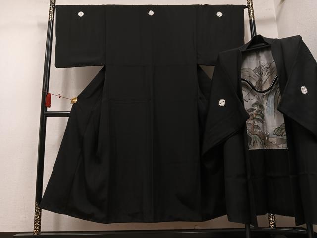 ■■■　サイズ　■■■ 身丈 143.5cm（肩から） 裄丈 66cm 袖丈 46.5cm　縫込み 4cm 袖幅 33cm 前幅 26.5cm 後幅 31cm 着物縫いこみ 内揚げ 5cm 裄 お袖側 約2cm　身頃側 約0cm 【羽織】 身丈 90.5cm（肩から） 裄丈 66.5cm 袖丈 47cm　縫込み 2cm 袖幅 33.5cm 前幅 20cm 後幅 31cm 着物縫いこみ 内揚げ 0cm 裄 お袖側 約1cm　身頃側 約0cm ■■■　商品詳細　■■■ 【正絹・五つ紋】 着物の状態は接写画像のように衿山に薄い汚れがございますが その他特に目立ったシミ汚れなどもなく大変良い状態です。 大変上質な逸品になります。 お安く出品致しますので、是非この機会にいかがでしょうか？ ■■■　注意事項　■■■ ■モニター発色の具合により色合いが異なる場合がございます。 ■寸法は多少の誤差が生じる場合がございますのでご了承ください。 ■縫込みの長さが左右非対称の場合は短い部分を記載しております。 左右非対称であってもご返品・お値引き等の保証は出来かねますので、ご了承の上ご購入をお願い致します。 ■シミ等のチェックには注意を払っておりますが、見落としがある場合もございますし、個人の見解も様々ですので神経質な方のご購入はお控えください。 ■箪笥に入っておりました着物や帯なので畳みシワや匂いがあるものもございます。 ■お休みは基本的に土日祝となりますが、その他臨時でお休みする場合がございますのでご了承ください。 ■商品の発送は平日のみの発送となります。 ■夜間と土曜、日曜日はお問い合わせの回答が遅れる場合がございます。 ■当店では、お直し、紋入れ、お手入れ等は承っておりません。 ■生地の状態（ヤケ、経年劣化等）によってはサイズ直しが出来ない場合がございます。 その点もどうかご了承のうえ、ご購入をお願いいたします。 ■弊社で取り扱う商品は一点ものにつき、時期や在庫状況に応じて金額が変更となる場合がございます。 ■検針は行っておりません。予めご了承いただきますようお願いいたします。 ■【洗える着物】と記載のある商品におきましては、商品お届け後に洗濯を行ってしまってからのご返品にはご対応しかねます。 念の為、専門店でのお手入れをお願いいたします。 ■写真に写っている物が全てになります。それ以外の付属品はございませんのでご了承ください。 ■状態に関する写真につきましては、掲載可能な写真枚数に限りがあるため、各箇所につき1枚参考画像を掲載しております。 ■着物のサイズ目安は下記を参考ください↓ ＜女性着物＞　お端折り次第で＋5cm　−1cmが着用可能サイズ 　例）身丈170cmの場合、身長160cm〜175cm ＜男性着物＞　身丈＋約25cm〜27cm程が適応身長 　例）身丈155cmの場合、身長180〜182cm