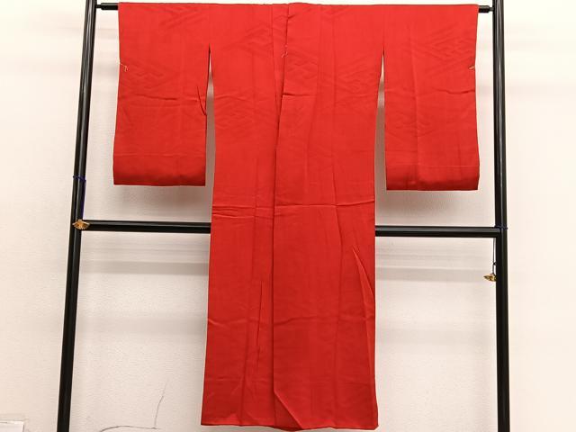 ■■■　サイズ　■■■ 身丈 141cm 裄丈 61.5cm 袖丈 65cm　縫込み 8cm 袖幅 31.5cm 前幅 24cm 後幅 29.5cm 着物縫いこみ 内揚げ 0cm 裄 お袖側 約1cm　身頃側 約0cm ■■■　商品詳細　■■■ 【正絹】 状態は接写画像のように、 後身頃に若干ヤケ・薄い汚れ、衿に変色、両袖・両胸に薄い汚れがございます。 大変上質な逸品になりますので、ぜひお手入れをされてお召になられてはいかがでしょうか。 お安く出品致しますので、是非この機会にいかがでしょうか？ ■■■　注意事項　■■■ ■モニター発色の具合により色合いが異なる場合がございます。 ■寸法は多少の誤差が生じる場合がございますのでご了承ください。 ■縫込みの長さが左右非対称の場合は短い部分を記載しております。 左右非対称であってもご返品・お値引き等の保証は出来かねますので、ご了承の上ご購入をお願い致します。 ■シミ等のチェックには注意を払っておりますが、見落としがある場合もございますし、個人の見解も様々ですので神経質な方のご購入はお控えください。 ■箪笥に入っておりました着物や帯なので畳みシワや匂いがあるものもございます。 ■お休みは基本的に土日祝となりますが、その他臨時でお休みする場合がございますのでご了承ください。 ■商品の発送は平日のみの発送となります。 ■夜間と土曜、日曜日はお問い合わせの回答が遅れる場合がございます。 ■当店では、お直し、紋入れ、お手入れ等は承っておりません。 ■生地の状態（ヤケ、経年劣化等）によってはサイズ直しが出来ない場合がございます。 その点もどうかご了承のうえ、ご購入をお願いいたします。 ■弊社で取り扱う商品は一点ものにつき、時期や在庫状況に応じて金額が変更となる場合がございます。 ■検針は行っておりません。予めご了承いただきますようお願いいたします。 ■【洗える着物】と記載のある商品におきましては、商品お届け後に洗濯を行ってしまってからのご返品にはご対応しかねます。 念の為、専門店でのお手入れをお願いいたします。 ■写真に写っている物が全てになります。それ以外の付属品はございませんのでご了承ください。 ■状態に関する写真につきましては、掲載可能な写真枚数に限りがあるため、各箇所につき1枚参考画像を掲載しております。 ■着物のサイズ目安は下記を参考ください↓ ＜女性着物＞　お端折り次第で＋5cm　−1cmが着用可能サイズ 　例）身丈170cmの場合、身長160cm〜175cm ＜男性着物＞　身丈＋約25cm〜27cm程が適応身長 　例）身丈155cmの場合、身長180〜182cm