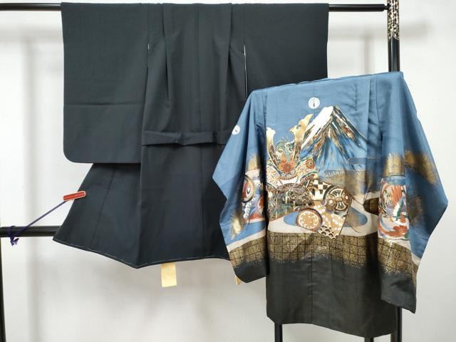 ■■■　サイズ　■■■ 【祝着】 身丈 91.5cm（肩から） 裄丈 46.5cm（肩上げ　3.5cm） 袖丈 56.5cm　縫込み 2cm 袖幅 29.5cm 前幅 19cm 後幅 24.5cm 着物縫いこみ 内揚げ 0cm （腰上げ　4.5cm） 裄 お袖側 約1.5cm　身頃側 約1cm 【羽織】 身丈 71cm（肩から） 裄丈 47.5cm（肩上げ　3cm） 袖丈 57cm　縫込み 2.5cm 袖幅 30.5cm 前幅 17cm 後幅 22.5cm （腰上げ　0cm） 裄 お袖側 約0cm　身頃側 約0cm ■■■　商品詳細　■■■ 着物・羽織【化繊・五つ紋】のいずれも 状態は特に目立ったシミ汚れなどもなく大変良い状態です。 お安く出品致しますので、是非この機会にいかがでしょうか？ ※ご自身で洗濯された場合の保証はできかねます。専門店にご相談ください。 ■■■　注意事項　■■■ ■モニター発色の具合により色合いが異なる場合がございます。 ■寸法は多少の誤差が生じる場合がございますのでご了承ください。 ■縫込みの長さが左右非対称の場合は短い部分を記載しております。 左右非対称であってもご返品・お値引き等の保証は出来かねますので、ご了承の上ご購入をお願い致します。 ■シミ等のチェックには注意を払っておりますが、見落としがある場合もございますし、個人の見解も様々ですので神経質な方のご購入はお控えください。 ■箪笥に入っておりました着物や帯なので畳みシワや匂いがあるものもございます。 ■お休みは基本的に土日祝となりますが、その他臨時でお休みする場合がございますのでご了承ください。 ■商品の発送は平日のみの発送となります。 ■夜間と土曜、日曜日はお問い合わせの回答が遅れる場合がございます。 ■当店では、お直し、紋入れ、お手入れ等は承っておりません。 ■生地の状態（ヤケ、経年劣化等）によってはサイズ直しが出来ない場合がございます。 その点もどうかご了承のうえ、ご購入をお願いいたします。 ■弊社で取り扱う商品は一点ものにつき、時期や在庫状況に応じて金額が変更となる場合がございます。 ■検針は行っておりません。予めご了承いただきますようお願いいたします。 ■【洗える着物】と記載のある商品におきましては、商品お届け後に洗濯を行ってしまってからのご返品にはご対応しかねます。 念の為、専門店でのお手入れをお願いいたします。 ■写真に写っている物が全てになります。それ以外の付属品はございませんのでご了承ください。 ■状態に関する写真につきましては、掲載可能な写真枚数に限りがあるため、各箇所につき1枚参考画像を掲載しております。 ■着物のサイズ目安は下記を参考ください↓ ＜女性着物＞　お端折り次第で＋5cm　−1cmが着用可能サイズ 　例）身丈170cmの場合、身長160cm〜175cm ＜男性着物＞　身丈＋約25cm〜27cm程が適応身長 　例）身丈155cmの場合、身長180〜182cm