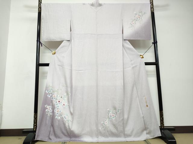 ■■■　サイズ　■■■ 身丈 168cm（肩から） 裄丈 68cm 袖丈 49.5cm　縫込み 6cm 袖幅 34.5cm 前幅 25cm 後幅 30cm 着物縫いこみ 内揚げ 6cm 裄 お袖側 約2cm　身頃側 約1cm ■■■　商品詳細　■■■ 【正絹・未使用】 状態は特に目立ったシミ汚れなどもなく大変良い状態です。 藤本隆士さんは京友禅に若挟塗りの螺鈿の手法を取り入れた創作作家です。 オパールの輝きのような、神秘的な色彩を宿した素材「螺鈿」。 自然の宝石とも呼べるその螺鈿を用いて創作された、 味わい深く、お洒落なムード漂う作品です。 「螺鈿(らでん)」は、 貝殻の内側の真珠層を薄く切り出して、はめ込む手法です。 奈良時代に唐から螺鈿の技術が輸入されて以来、 真珠層が光線によって、青色やピンク色などの優しい光を放ち、 自然な非規則性が神秘的で日本人の心を惹きつけてきました。 丁寧に、精密に織り出された源氏物語・・・ 実に多彩な彩りは、螺鈿のみ表現できる美しさ 織り螺鈿金細工の染などでは表現できない、 貝殻の持つ自然な光沢がとても美しく、優雅さと華やかさを添えます。 大変上質な逸品になります。 お安く出品致しますので、是非この機会にいかがでしょうか？ ■■■　注意事項　■■■ ■モニター発色の具合により色合いが異なる場合がございます。 ■寸法は多少の誤差が生じる場合がございますのでご了承ください。 ■縫込みの長さが左右非対称の場合は短い部分を記載しております。 左右非対称であってもご返品・お値引き等の保証は出来かねますので、ご了承の上ご購入をお願い致します。 ■シミ等のチェックには注意を払っておりますが、見落としがある場合もございますし、個人の見解も様々ですので神経質な方のご購入はお控えください。 ■箪笥に入っておりました着物や帯なので畳みシワや匂いがあるものもございます。 ■お休みは基本的に土日祝となりますが、その他臨時でお休みする場合がございますのでご了承ください。 ■商品の発送は平日のみの発送となります。 ■夜間と土曜、日曜日はお問い合わせの回答が遅れる場合がございます。 ■当店では、お直し、紋入れ、お手入れ等は承っておりません。 ■生地の状態（ヤケ、経年劣化等）によってはサイズ直しが出来ない場合がございます。 その点もどうかご了承のうえ、ご購入をお願いいたします。 ■弊社で取り扱う商品は一点ものにつき、時期や在庫状況に応じて金額が変更となる場合がございます。 ■検針は行っておりません。予めご了承いただきますようお願いいたします。 ■【洗える着物】と記載のある商品におきましては、商品お届け後に洗濯を行ってしまってからのご返品にはご対応しかねます。 念の為、専門店でのお手入れをお願いいたします。 ■写真に写っている物が全てになります。それ以外の付属品はございませんのでご了承ください。 ■状態に関する写真につきましては、掲載可能な写真枚数に限りがあるため、各箇所につき1枚参考画像を掲載しております。 ■着物のサイズ目安は下記を参考ください↓ ＜女性着物＞　お端折り次第で＋5cm　－1cmが着用可能サイズ 　例）身丈170cmの場合、身長160cm～175cm ＜男性着物＞　身丈＋約25cm～27cm程が適応身長 　例）身丈155cmの場合、身長180～182cm