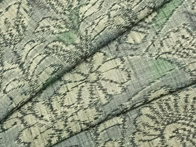 ■■■　サイズ　■■■ 身丈 160cm（肩から） 裄丈 63cm 袖丈 47cm　縫込み 3.5cm 袖幅 32.5cm 前幅 25cm 後幅 30cm 着物縫いこみ 内揚げ 0cm 裄 お袖側 約4cm　身頃側 約3cm ■■■　商品詳細　■■■ 【正絹】 状態は接写画像のように後身頃・衿裏に薄い汚れがございますが その他特に目立ったシミ汚れなどもなく大変良い状態です。 大変上質な逸品になります。 お安く出品致しますので、是非この機会にいかがでしょうか？ ■■■　注意事項　■■■ ■モニター発色の具合により色合いが異なる場合がございます。 ■寸法は多少の誤差が生じる場合がございますのでご了承ください。 ■縫込みの長さが左右非対称の場合は短い部分を記載しております。 左右非対称であってもご返品・お値引き等の保証は出来かねますので、ご了承の上ご購入をお願い致します。 ■シミ等のチェックには注意を払っておりますが、見落としがある場合もございますし、個人の見解も様々ですので神経質な方のご購入はお控えください。 ■箪笥に入っておりました着物や帯なので畳みシワや匂いがあるものもございます。 ■お休みは基本的に土日祝となりますが、その他臨時でお休みする場合がございますのでご了承ください。 ■商品の発送は平日のみの発送となります。 ■夜間と土曜、日曜日はお問い合わせの回答が遅れる場合がございます。 ■当店では、お直し、紋入れ、お手入れ等は承っておりません。 ■生地の状態（ヤケ、経年劣化等）によってはサイズ直しが出来ない場合がございます。 その点もどうかご了承のうえ、ご購入をお願いいたします。 ■弊社で取り扱う商品は一点ものにつき、時期や在庫状況に応じて金額が変更となる場合がございます。 ■検針は行っておりません。予めご了承いただきますようお願いいたします。 ■【洗える着物】と記載のある商品におきましては、商品お届け後に洗濯を行ってしまってからのご返品にはご対応しかねます。 念の為、専門店でのお手入れをお願いいたします。 ■着物のサイズ目安は下記を参考ください↓ ＜女性着物＞　お端折り次第で＋5?　−10?が着用可能サイズ 　例）身丈170?の場合、身長160?〜175? ＜男性着物＞　身丈＋約25?〜27?程が適応身長 　例）身丈155?の場合、身長180〜182?