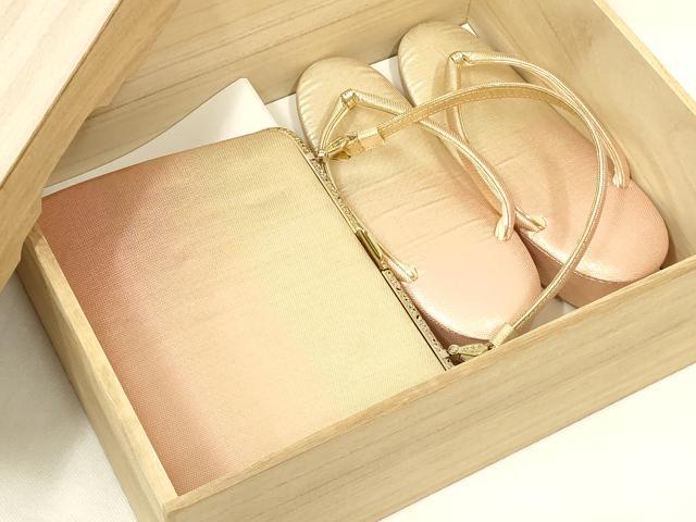 ■■■　サイズ　■■■ 【バッグ】 横　　　21.5cm 縦　　　16cm　取っ手込み　30cm 奥行き　5cm 【草　履】 長さ　　 23cm 幅　　　 7.5cm 踵高さ　 5cm ■■■　商品詳細　■■■ 状態は参考画像のように所々に汚れ、シミ、草履布のよれがございます。 大変上質な逸品になります。 お安く出品致しますので、是非この機会にいかがでしょうか？ ■■■　注意事項　■■■ ■モニター発色の具合により色合いが異なる場合がございます。 ■寸法は多少の誤差が生じる場合がございますのでご了承ください。 ■縫込みの長さが左右非対称の場合は短い部分を記載しております。 左右非対称であってもご返品・お値引き等の保証は出来かねますので、ご了承の上ご購入をお願い致します。 ■シミ等のチェックには注意を払っておりますが、見落としがある場合もございますし、個人の見解も様々ですので神経質な方のご購入はお控えください。 ■箪笥に入っておりました着物や帯なので畳みシワや匂いがあるものもございます。 ■お休みは基本的に土日祝となりますが、その他臨時でお休みする場合がございますのでご了承ください。 ■商品の発送は平日のみの発送となります。 ■夜間と土曜、日曜日はお問い合わせの回答が遅れる場合がございます。 ■当店では、お直し、紋入れ、お手入れ等は承っておりません。 ■生地の状態（ヤケ、経年劣化等）によってはサイズ直しが出来ない場合がございます。 その点もどうかご了承のうえ、ご購入をお願いいたします。 ■弊社で取り扱う商品は一点ものにつき、時期や在庫状況に応じて金額が変更となる場合がございます。 ■検針は行っておりません。予めご了承いただきますようお願いいたします。 ■【洗える着物】と記載のある商品におきましては、商品お届け後に洗濯を行ってしまってからのご返品にはご対応しかねます。 念の為、専門店でのお手入れをお願いいたします。 ■写真に写っている物が全てになります。それ以外の付属品はございませんのでご了承ください。 ■状態に関する写真につきましては、掲載可能な写真枚数に限りがあるため、各箇所につき1枚参考画像を掲載しております。 ■着物のサイズ目安は下記を参考ください↓ ＜女性着物＞　お端折り次第で＋5cm　−1cmが着用可能サイズ 　例）身丈170cmの場合、身長160cm〜175cm ＜男性着物＞　身丈＋約25cm〜27cm程が適応身長 　例）身丈155cmの場合、身長180〜182cm