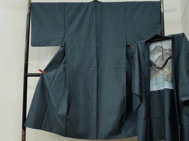 ■■■　サイズ　■■■ 【着物】 身丈 142cm（肩から） 裄丈 69.5cm 袖丈 49cm　縫込み 4cm 袖幅 36cm 前幅 26.5cm 後幅 31cm 着物縫いこみ 内揚げ 8cm 裄 お袖側 約2cm　身頃側 約3cm 【羽織】 身丈 92cm（肩から） 裄丈 70.5cm 袖丈 49cm　縫込み 0cm 袖幅 37cm 前幅 20cm 後幅 30.5cm 裄 お袖側 約1.5cm　身頃側 約3cm ■■■　商品詳細　■■■ 【正絹】 着物の状態は接写画像のように左袖前にヤケ汚れがございますが その他特に目立ったシミ汚れなどもなく大変良い状態です。 羽織の状態は特に目立ったシミ汚れなどもなく大変良い状態です。 大変上質な逸品になります。 お安く出品致しますので、是非この機会にいかがでしょうか？ ■■■　注意事項　■■■ ■モニター発色の具合により色合いが異なる場合がございます。 ■寸法は多少の誤差が生じる場合がございますのでご了承ください。 ■縫込みの長さが左右非対称の場合は短い部分を記載しております。 左右非対称であってもご返品・お値引き等の保証は出来かねますので、ご了承の上ご購入をお願い致します。 ■シミ等のチェックには注意を払っておりますが、見落としがある場合もございますし、個人の見解も様々ですので神経質な方のご購入はお控えください。 ■箪笥に入っておりました着物や帯なので畳みシワや匂いがあるものもございます。 ■お休みは基本的に土日祝となりますが、その他臨時でお休みする場合がございますのでご了承ください。 ■商品の発送は平日のみの発送となります。 ■夜間と土曜、日曜日はお問い合わせの回答が遅れる場合がございます。 ■当店では、お直し、紋入れ、お手入れ等は承っておりません。 ■生地の状態（ヤケ、経年劣化等）によってはサイズ直しが出来ない場合がございます。 その点もどうかご了承のうえ、ご購入をお願いいたします。 ■弊社で取り扱う商品は一点ものにつき、時期や在庫状況に応じて金額が変更となる場合がございます。 ■検針は行っておりません。予めご了承いただきますようお願いいたします。 ■【洗える着物】と記載のある商品におきましては、商品お届け後に洗濯を行ってしまってからのご返品にはご対応しかねます。 念の為、専門店でのお手入れをお願いいたします。 ■写真に写っている物が全てになります。それ以外の付属品はございませんのでご了承ください。 ■状態に関する写真につきましては、掲載可能な写真枚数に限りがあるため、各箇所につき1枚参考画像を掲載しております。 ■着物のサイズ目安は下記を参考ください↓ ＜女性着物＞　お端折り次第で＋5cm　−1cmが着用可能サイズ 　例）身丈170cmの場合、身長160cm〜175cm ＜男性着物＞　身丈＋約25cm〜27cm程が適応身長 　例）身丈155cmの場合、身長180〜182cm