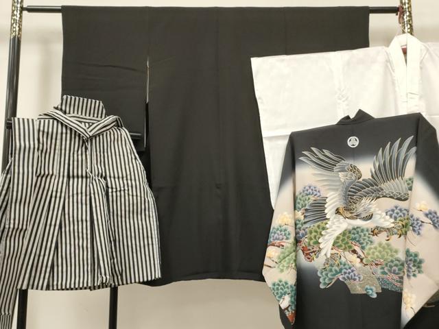 ■■■　サイズ　■■■ 【祝着】 身丈 101.5cm（肩から） 裄丈 56cm（肩上げ　0cm） 袖丈 55cm　縫込み 1cm 袖幅 31cm 前幅 20.5cm 後幅 25cm 着物縫いこみ 内揚げ 0cm （腰上げ　0cm） 裄 お袖側 約1cm　身頃側 約1cm 【長襦袢】 身丈 84.5cm（肩から） 裄丈 53.5cm（肩上げ　0cm） 袖丈 56cm　縫込み 1.5cm 袖幅 29.5cm 前幅 20cm 後幅 24cm 着物縫いこみ 内揚げ 0cm （腰上げ　0cm） 裄 お袖側 約1.5cm　身頃側 約1.5cm 【羽織】 身丈 67cm（肩から） 裄丈 56cm（肩上げ　0cm） 袖丈 57cm　縫込み 1.5cm 袖幅 30.5cm 前幅 17.5cm 後幅 24.5cm （腰上げ　0cm） 裄 お袖側 約1cm　身頃側 約1cm 【袴】 紐下　約　52cm 【帯】 長さ 246cm　幅 6.5cm程 ■■■　商品詳細　■■■ 着物【表地：正絹・裏地：化繊】の 状態は特に目立ったシミ汚れなどもなく大変良い状態です。 羽織【表地：正絹・裏地：化繊・五つ紋】の 状態は特に目立ったシミ汚れなどもなく大変良い状態です。 長襦袢【化繊】の状態は特に目立ったシミ汚れなどもなく大変良い状態です。 袴・帯【ポリエステル70％レーヨン30％】の 状態は接写画像のように腰板に薄い汚れがございますがその他特に目立ったシミ汚れなどもなく大変良い状態です。 大変上質な逸品になります。 お安く出品致しますので、是非この機会にいかがでしょうか？ ※着物・襦袢・羽織共に肩上げと腰上げがされておりません。 ※襦袢の袖丈が着物よりも大きい仕立てになっておりますので、ご確認の上ご入札くださいませ。 ※着物の袖幅が羽織よりも大きい仕立てになっておりますので、ご確認の上ご入札くださいませ。 ■■■　注意事項　■■■ ■モニター発色の具合により色合いが異なる場合がございます。 ■寸法は多少の誤差が生じる場合がございますのでご了承ください。 ■縫込みの長さが左右非対称の場合は短い部分を記載しております。 左右非対称であってもご返品・お値引き等の保証は出来かねますので、ご了承の上ご購入をお願い致します。 ■シミ等のチェックには注意を払っておりますが、見落としがある場合もございますし、個人の見解も様々ですので神経質な方のご購入はお控えください。 ■箪笥に入っておりました着物や帯なので畳みシワや匂いがあるものもございます。 ■お休みは基本的に土日祝となりますが、その他臨時でお休みする場合がございますのでご了承ください。 ■商品の発送は平日のみの発送となります。 ■夜間と土曜、日曜日はお問い合わせの回答が遅れる場合がございます。 ■当店では、お直し、紋入れ、お手入れ等は承っておりません。 ■生地の状態（ヤケ、経年劣化等）によってはサイズ直しが出来ない場合がございます。 その点もどうかご了承のうえ、ご購入をお願いいたします。 ■弊社で取り扱う商品は一点ものにつき、時期や在庫状況に応じて金額が変更となる場合がございます。 ■検針は行っておりません。予めご了承いただきますようお願いいたします。 ■【洗える着物】と記載のある商品におきましては、商品お届け後に洗濯を行ってしまってからのご返品にはご対応しかねます。 念の為、専門店でのお手入れをお願いいたします。 ■着物のサイズ目安は下記を参考ください↓ ＜女性着物＞　お端折り次第で＋5cm　−1cmが着用可能サイズ 　例）身丈170cmの場合、身長160cm〜175cm ＜男性着物＞　身丈＋約25cm〜27cm程が適応身長 　例）身丈155cmの場合、身長180〜182cm