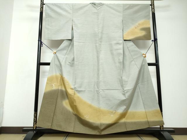 ■■■　サイズ　■■■ 身丈 156.5cm（肩から） 裄丈 65cm 袖丈 49.5cm　縫込み 4cm 袖幅 34cm 前幅 24.5cm 後幅 29cm 着物縫いこみ 内揚げ 8cm 裄 お袖側 約2cm　身頃側 約3cm ■■■　商品詳細　■■■ 【正絹】 状態は接写画像のように上前・下前・左袖前・右袖前に薄い汚れがございますが その他特に目立ったシミ汚れなどもなく大変良い状態です。 創業140年余り、京友禅の技法を伝え続けてきた京都の老舗 小糸染芸の四代目【小糸敏】 平成元年、二年、京都友禅競技会にて二年連続通産大臣賞受賞 通産大臣より伝統工芸士認定 平成七年　労働大臣より染色一級技能士認定 京都府より「京の名工」に指定 「現代の名工」として厚生労働省より表彰されました 大変上質な逸品になります。 お安く出品致しますので、是非この機会にいかがでしょうか？ ■■■　注意事項　■■■ ■モニター発色の具合により色合いが異なる場合がございます。 ■寸法は多少の誤差が生じる場合がございますのでご了承ください。 ■縫込みの長さが左右非対称の場合は短い部分を記載しております。 左右非対称であってもご返品・お値引き等の保証は出来かねますので、ご了承の上ご購入をお願い致します。 ■シミ等のチェックには注意を払っておりますが、見落としがある場合もございますし、個人の見解も様々ですので神経質な方のご購入はお控えください。 ■箪笥に入っておりました着物や帯なので畳みシワや匂いがあるものもございます。 ■お休みは基本的に土日祝となりますが、その他臨時でお休みする場合がございますのでご了承ください。 ■商品の発送は平日のみの発送となります。 ■夜間と土曜、日曜日はお問い合わせの回答が遅れる場合がございます。 ■当店では、お直し、紋入れ、お手入れ等は承っておりません。 ■生地の状態（ヤケ、経年劣化等）によってはサイズ直しが出来ない場合がございます。 その点もどうかご了承のうえ、ご購入をお願いいたします。 ■弊社で取り扱う商品は一点ものにつき、時期や在庫状況に応じて金額が変更となる場合がございます。 ■検針は行っておりません。予めご了承いただきますようお願いいたします。 ■【洗える着物】と記載のある商品におきましては、商品お届け後に洗濯を行ってしまってからのご返品にはご対応しかねます。 念の為、専門店でのお手入れをお願いいたします。 ■写真に写っている物が全てになります。それ以外の付属品はございませんのでご了承ください。 ■状態に関する写真につきましては、掲載可能な写真枚数に限りがあるため、各箇所につき1枚参考画像を掲載しております。 ■着物のサイズ目安は下記を参考ください↓ ＜女性着物＞　お端折り次第で＋5cm　－1cmが着用可能サイズ 　例）身丈170cmの場合、身長160cm～175cm ＜男性着物＞　身丈＋約25cm～27cm程が適応身長 　例）身丈155cmの場合、身長180～182cm
