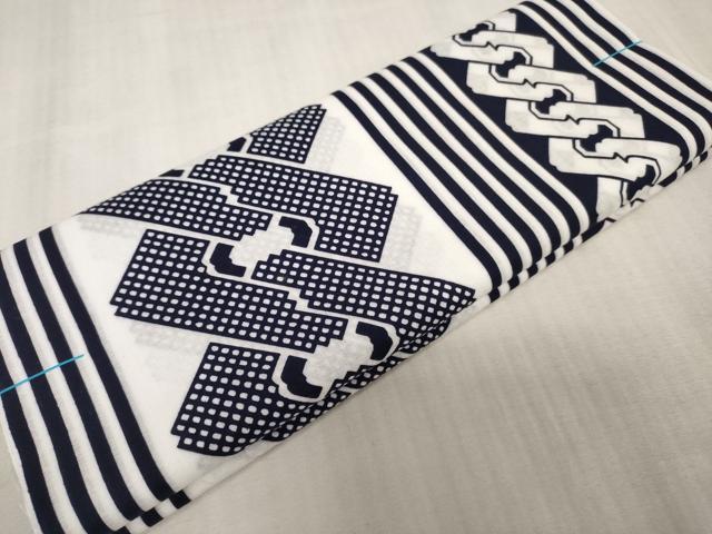 ■■■　サイズ　■■■ 長さ　　着尺分あり 幅　　　約34.5cm ■■■　商品詳細　■■■ 【綿・未使用】 状態は特に目立ったシミ汚れなどもなく大変良い状態です。 大変上質な逸品になります。 お安く出品致しますので、是非この機会にいかがでしょうか？ ■■■　注意事項　■■■ ■モニター発色の具合により色合いが異なる場合がございます。 ■寸法は多少の誤差が生じる場合がございますのでご了承ください。 ■縫込みの長さが左右非対称の場合は短い部分を記載しております。 左右非対称であってもご返品・お値引き等の保証は出来かねますので、ご了承の上ご購入をお願い致します。 ■シミ等のチェックには注意を払っておりますが、見落としがある場合もございますし、個人の見解も様々ですので神経質な方のご購入はお控えください。 ■箪笥に入っておりました着物や帯なので畳みシワや匂いがあるものもございます。 ■お休みは基本的に土日祝となりますが、その他臨時でお休みする場合がございますのでご了承ください。 ■商品の発送は平日のみの発送となります。 ■夜間と土曜、日曜日はお問い合わせの回答が遅れる場合がございます。 ■当店では、お直し、紋入れ、お手入れ等は承っておりません。 ■生地の状態（ヤケ、経年劣化等）によってはサイズ直しが出来ない場合がございます。 その点もどうかご了承のうえ、ご購入をお願いいたします。 ■弊社で取り扱う商品は一点ものにつき、時期や在庫状況に応じて金額が変更となる場合がございます。 ■検針は行っておりません。予めご了承いただきますようお願いいたします。 ■【洗える着物】と記載のある商品におきましては、商品お届け後に洗濯を行ってしまってからのご返品にはご対応しかねます。 念の為、専門店でのお手入れをお願いいたします。 ■写真に写っている物が全てになります。それ以外の付属品はございませんのでご了承ください。 ■状態に関する写真につきましては、掲載可能な写真枚数に限りがあるため、各箇所につき1枚参考画像を掲載しております。 ■着物のサイズ目安は下記を参考ください↓ ＜女性着物＞　お端折り次第で＋5cm　−1cmが着用可能サイズ 　例）身丈170cmの場合、身長160cm〜175cm ＜男性着物＞　身丈＋約25cm〜27cm程が適応身長 　例）身丈155cmの場合、身長180〜182cm