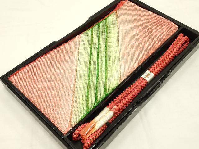 ■■■　サイズ　■■■ %1% ■■■　商品詳細　■■■ 【未使用】 状態は特に目立ったシミ汚れなどもなく大変良い状態です。 大変上質な逸品になります。 お安く出品致しますので、是非この機会にいかがでしょうか？ ■■■　注意事項　■■■ ■モニター発色の具合により色合いが異なる場合がございます。 ■寸法は多少の誤差が生じる場合がございますのでご了承ください。 ■縫込みの長さが左右非対称の場合は短い部分を記載しております。 左右非対称であってもご返品・お値引き等の保証は出来かねますので、ご了承の上ご購入をお願い致します。 ■シミ等のチェックには注意を払っておりますが、見落としがある場合もございますし、個人の見解も様々ですので神経質な方のご購入はお控えください。 ■箪笥に入っておりました着物や帯なので畳みシワや匂いがあるものもございます。 ■お休みは基本的に土日祝となりますが、その他臨時でお休みする場合がございますのでご了承ください。 ■商品の発送は平日のみの発送となります。 ■夜間と土曜、日曜日はお問い合わせの回答が遅れる場合がございます。 ■当店では、お直し、紋入れ、お手入れ等は承っておりません。 ■生地の状態（ヤケ、経年劣化等）によってはサイズ直しが出来ない場合がございます。 その点もどうかご了承のうえ、ご購入をお願いいたします。 ■弊社で取り扱う商品は一点ものにつき、時期や在庫状況に応じて金額が変更となる場合がございます。 ■検針は行っておりません。予めご了承いただきますようお願いいたします。 ■【洗える着物】と記載のある商品におきましては、商品お届け後に洗濯を行ってしまってからのご返品にはご対応しかねます。 念の為、専門店でのお手入れをお願いいたします。 ■着物のサイズ目安は下記を参考ください↓ ＜女性着物＞　お端折り次第で＋5?　−10?が着用可能サイズ 　例）身丈170?の場合、身長160?〜175? ＜男性着物＞　身丈＋約25?〜27?程が適応身長 　例）身丈155?の場合、身長180〜182?