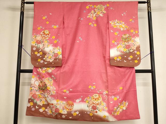 ■■■　サイズ　■■■ 【祝着】 身丈 132cm（肩から） 裄丈 56cm（肩上げ　0cm） 袖丈 74cm　縫込み 2cm 袖幅 32cm 前幅 18cm 後幅 25.5cm 着物縫いこみ 内揚げ 1cm （腰上げ　0cm） 裄 お袖側 約1cm　身頃側 約2.5cm ■■■　商品詳細　■■■ 着物【化繊】の状態は接写画像のように左袖後ろ・衿裏・八掛・下前に汚れ、肩山・衿に焼けがございますが その他特に目立ったシミ汚れなどもなく大変良い状態です。 お安く出品致しますので、是非この機会にいかがでしょうか？ ■■■　注意事項　■■■ ■モニター発色の具合により色合いが異なる場合がございます。 ■寸法は多少の誤差が生じる場合がございますのでご了承ください。 ■縫込みの長さが左右非対称の場合は短い部分を記載しております。 左右非対称であってもご返品・お値引き等の保証は出来かねますので、ご了承の上ご購入をお願い致します。 ■シミ等のチェックには注意を払っておりますが、見落としがある場合もございますし、個人の見解も様々ですので神経質な方のご購入はお控えください。 ■箪笥に入っておりました着物や帯なので畳みシワや匂いがあるものもございます。 ■お休みは基本的に土日祝となりますが、その他臨時でお休みする場合がございますのでご了承ください。 ■商品の発送は平日のみの発送となります。 ■夜間と土曜、日曜日はお問い合わせの回答が遅れる場合がございます。 ■当店では、お直し、紋入れ、お手入れ等は承っておりません。 ■生地の状態（ヤケ、経年劣化等）によってはサイズ直しが出来ない場合がございます。 その点もどうかご了承のうえ、ご購入をお願いいたします。 ■弊社で取り扱う商品は一点ものにつき、時期や在庫状況に応じて金額が変更となる場合がございます。 ■検針は行っておりません。予めご了承いただきますようお願いいたします。 ■【洗える着物】と記載のある商品におきましては、商品お届け後に洗濯を行ってしまってからのご返品にはご対応しかねます。 念の為、専門店でのお手入れをお願いいたします。 ■着物のサイズ目安は下記を参考ください↓ ＜女性着物＞　お端折り次第で＋5cm　−1cmが着用可能サイズ 　例）身丈170cmの場合、身長160cm〜175cm ＜男性着物＞　身丈＋約25cm〜27cm程が適応身長 　例）身丈155cmの場合、身長180〜182cm