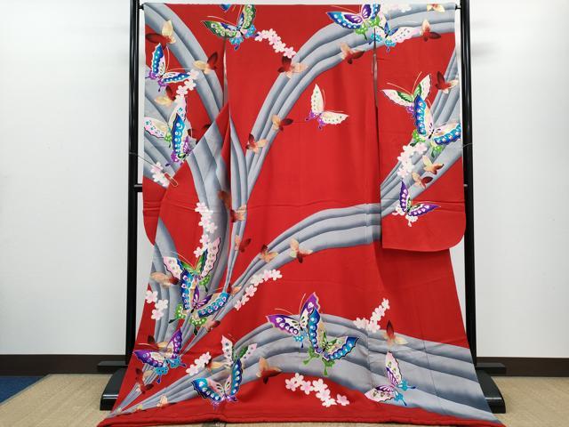 ■■■　サイズ　■■■ 身丈 178.5cm（肩から） 裄丈 64.5cm 袖丈 103.5cm　縫込み 2.5cm 袖幅 33cm 前幅 24cm 後幅 29.5cm 着物縫いこみ 内揚げ 0cm 裄 お袖側 約3cm　身頃側 約3.5cm ■■■　商品詳細　■■■ 【正絹・比翼仕立て】 状態は接写画像のようにおくみ・後身頃・右袖・比翼衿に薄い汚れがございますが その他特に目立ったシミ汚れなどもなく大変良い状態です。 大変上質な逸品になります。 お安く出品致しますので、是非この機会にいかがでしょうか？ ■■■　注意事項　■■■ ■モニター発色の具合により色合いが異なる場合がございます。 ■寸法は多少の誤差が生じる場合がございますのでご了承ください。 ■縫込みの長さが左右非対称の場合は短い部分を記載しております。 左右非対称であってもご返品・お値引き等の保証は出来かねますので、ご了承の上ご購入をお願い致します。 ■シミ等のチェックには注意を払っておりますが、見落としがある場合もございますし、個人の見解も様々ですので神経質な方のご購入はお控えください。 ■箪笥に入っておりました着物や帯なので畳みシワや匂いがあるものもございます。 ■お休みは基本的に土日祝となりますが、その他臨時でお休みする場合がございますのでご了承ください。 ■商品の発送は平日のみの発送となります。 ■夜間と土曜、日曜日はお問い合わせの回答が遅れる場合がございます。 ■当店では、お直し、紋入れ、お手入れ等は承っておりません。 ■生地の状態（ヤケ、経年劣化等）によってはサイズ直しが出来ない場合がございます。 その点もどうかご了承のうえ、ご購入をお願いいたします。 ■弊社で取り扱う商品は一点ものにつき、時期や在庫状況に応じて金額が変更となる場合がございます。 ■検針は行っておりません。予めご了承いただきますようお願いいたします。 ■【洗える着物】と記載のある商品におきましては、商品お届け後に洗濯を行ってしまってからのご返品にはご対応しかねます。 念の為、専門店でのお手入れをお願いいたします。 ■写真に写っている物が全てになります。 それ以外の付属品はございませんのでご了承ください。 ■状態に関する写真につきましては、掲載可能な写真枚数に限りがあるため、 各箇所につき1枚参考画像を掲載しております。 ■着物のサイズ目安は下記を参考ください↓ ＜女性着物＞　お端折り次第で＋5cm　−10cmが着用可能サイズ 　例）身丈170cmの場合、身長160cm〜175cm ＜男性着物＞　身丈＋約25cm〜27cm程が適応身長 　例）身丈155cmの場合、身長180cm〜182cm