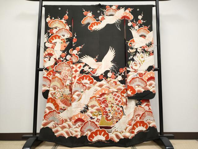 ■■■　サイズ　■■■ 身丈 162cm（肩から） 裄丈 64.5cm 袖丈 111cm 袖幅 33.5cm 前幅 22.5cm 後幅 30cm 着物縫いこみ 内揚げ 2cm 裄 お袖側 約 1cm　身頃側 約 1cm ■■■　商品詳細　■■■ 【正絹・五つ紋】 状態は接写画像のように 表地所々に汚れ・ヤケ、衿に糸解けがございます。 大変上質な極上の逸品になります。 お安く出品致しますので、是非この機会にいかがでしょうか？ ※大正ロマンなレトロ品です。 和モダン・レトロ感をお楽しみください。 アンティークになりますので お品物の状態の感じ方には個人差がございます。 ご理解の上でのご入札をお願い致します。 ■■■　注意事項　■■■ ■モニター発色の具合により色合いが異なる場合がございます。 ■寸法は多少の誤差が生じる場合がございますのでご了承ください。 ■縫込みの長さが左右非対称の場合は短い部分を記載しております。 左右非対称であってもご返品・お値引き等の保証は出来かねますので、ご了承の上ご購入をお願い致します。 ■シミ等のチェックには注意を払っておりますが、見落としがある場合もございますし、個人の見解も様々ですので神経質な方のご購入はお控えください。 ■箪笥に入っておりました着物や帯なので畳みシワや匂いがあるものもございます。 ■お休みは基本的に土日祝となりますが、その他臨時でお休みする場合がございますのでご了承ください。 ■商品の発送は平日のみの発送となります。 ■夜間と土曜、日曜日はお問い合わせの回答が遅れる場合がございます。 ■当店では、お直し、紋入れ、お手入れ等は承っておりません。 ■生地の状態（ヤケ、経年劣化等）によってはサイズ直しが出来ない場合がございます。 その点もどうかご了承のうえ、ご購入をお願いいたします。 ■弊社で取り扱う商品は一点ものにつき、時期や在庫状況に応じて金額が変更となる場合がございます。 ■検針は行っておりません。予めご了承いただきますようお願いいたします。 ■【洗える着物】と記載のある商品におきましては、商品お届け後に洗濯を行ってしまってからのご返品にはご対応しかねます。 念の為、専門店でのお手入れをお願いいたします。 ■着物のサイズ目安は下記を参考ください↓ ＜女性着物＞　お端折り次第で＋5?　−10?が着用可能サイズ 　例）身丈170?の場合、身長160?〜175? ＜男性着物＞　身丈＋約25?〜27?程が適応身長 　例）身丈155?の場合、身長180〜182?